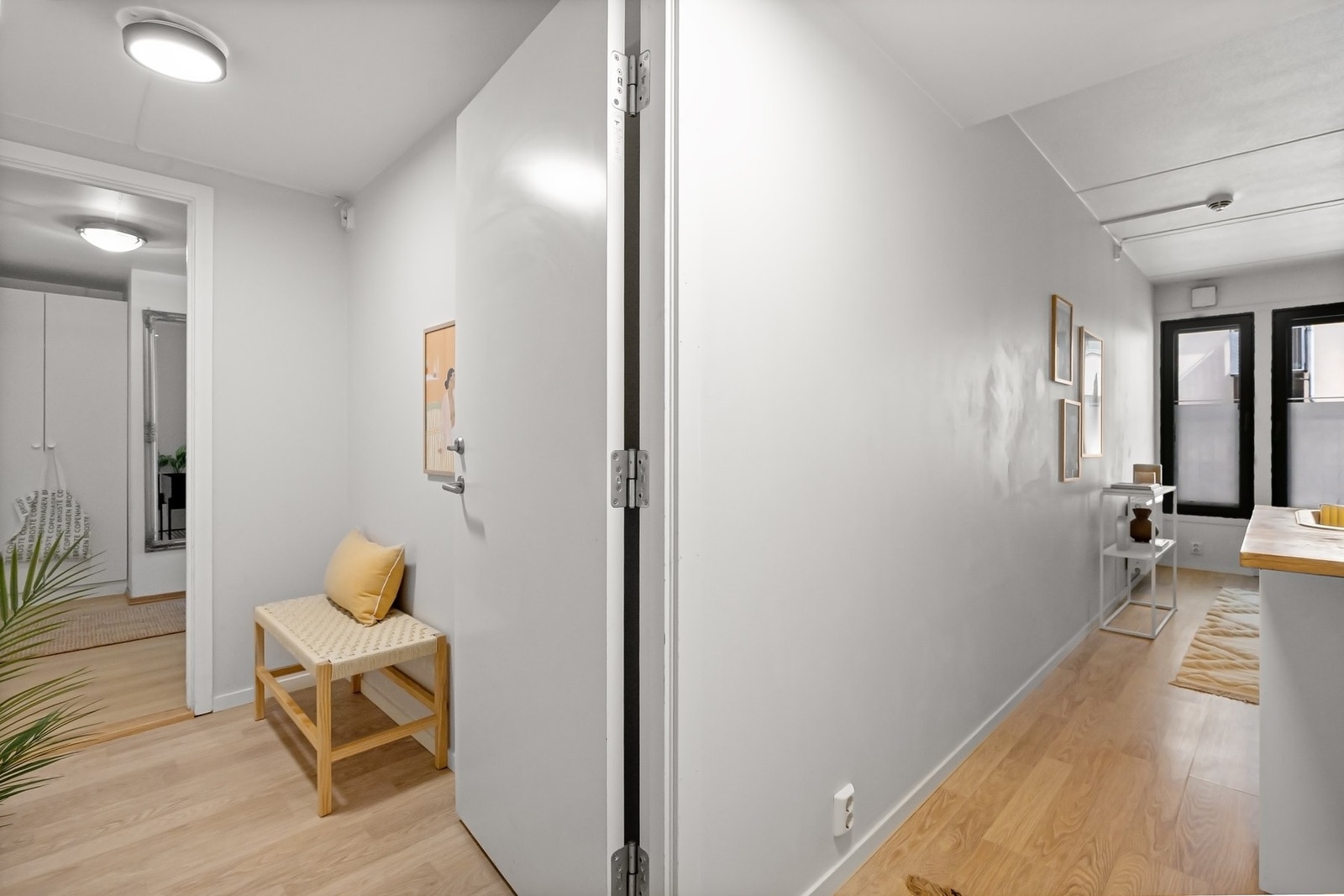 Hybelen har også en gang med mulighet for oppheng av yttertøy. Galleribilde