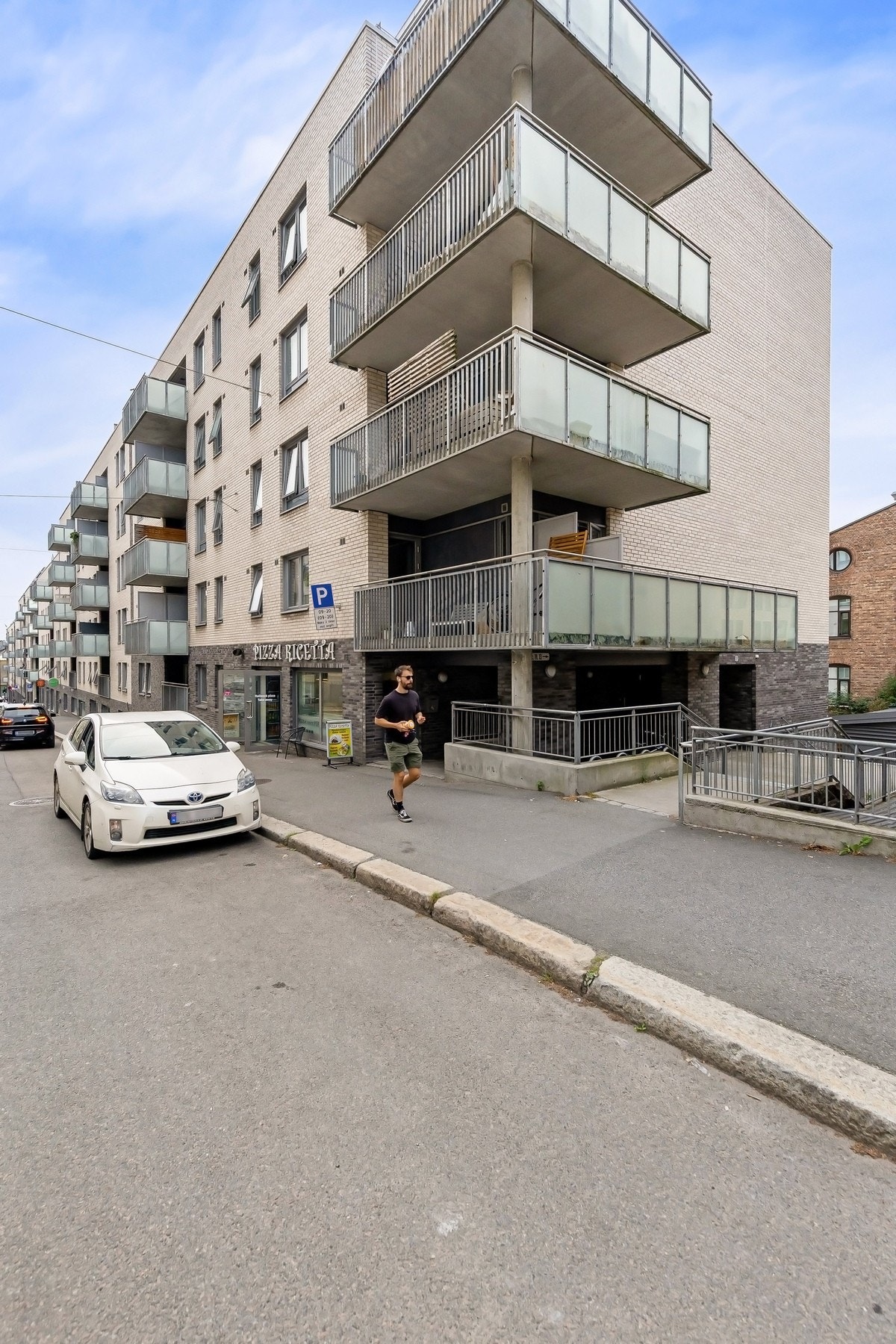 Fasade. Det planlegges og bygge om gaten utenfor med fokus på grønn ferdsel og mindre biltrafikk. Se sak hos PBE: https://innsyn.pbe.oslo.kommune.no/saksinnsyn/casedet.asp?caseno=202315257 Galleribilde