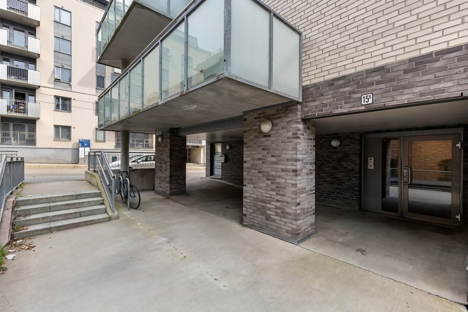 Inngangsparti. Leiligheten ligger i samme etasje som inngangen (trappefri adkomst), men er betegnet som 2.etg (leilighetsnr. H201) da bygget ligger i helling. Galleribilde