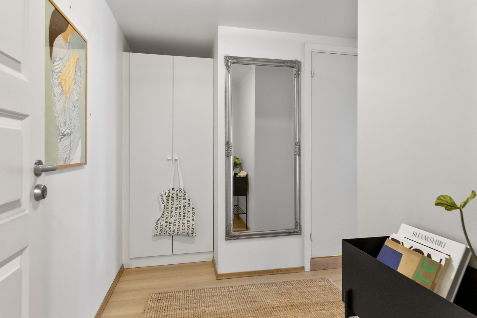 Stor og romslig gang med garderobeskap. Galleribilde