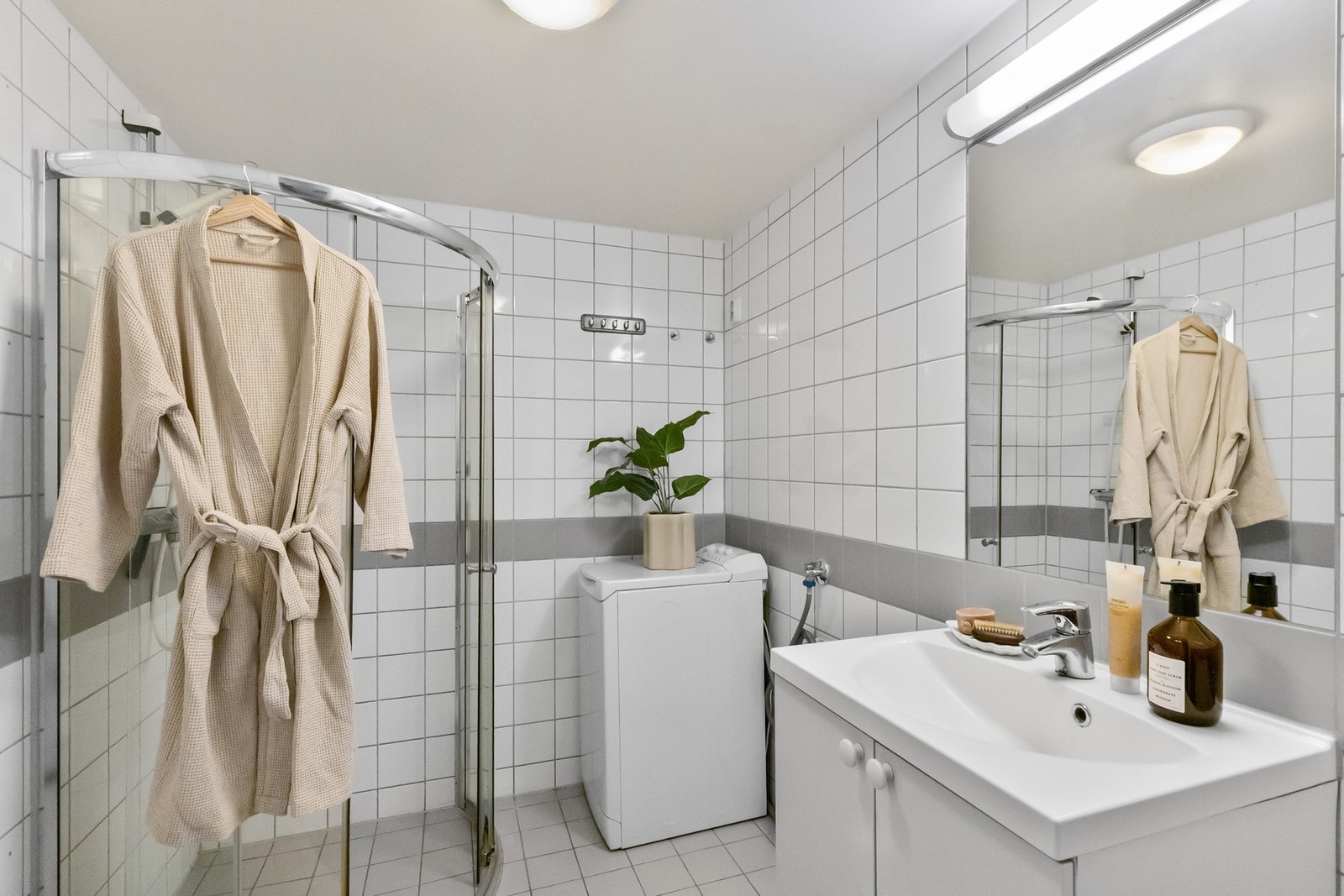 Pent flislagt bad med varmekabler og opplegg for vaskemaskin. Galleribilde