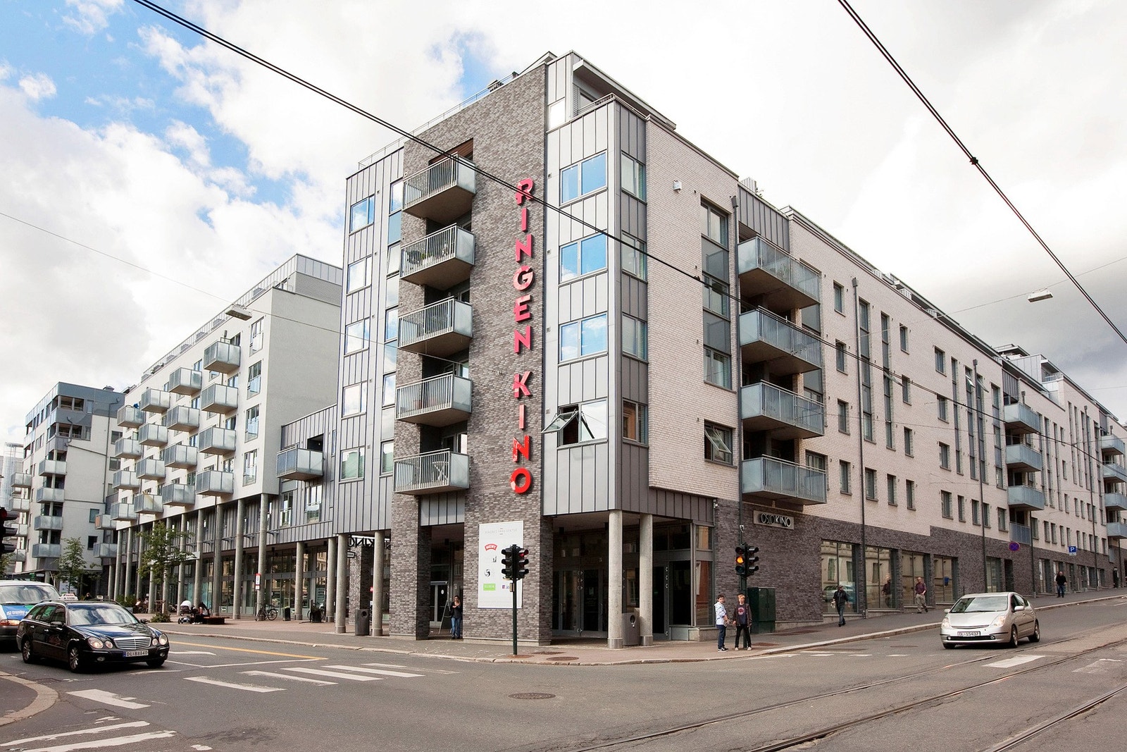 Ringnes Park Senter byr på Meny, SATS, Jernia, café, blomsterhandel og apotek m.m. Vegg i vegg ligger også Ringen Kino Galleribilde
