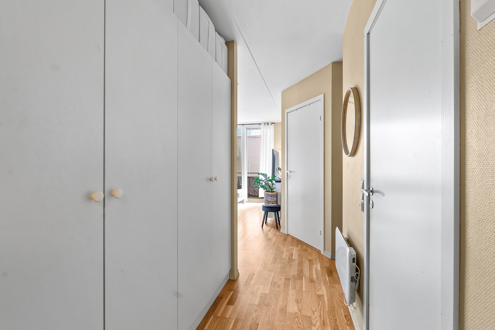 Inngangen preges av smarte oppbevaringsløsninger og effektiv arealutnyttelse. Galleribilde