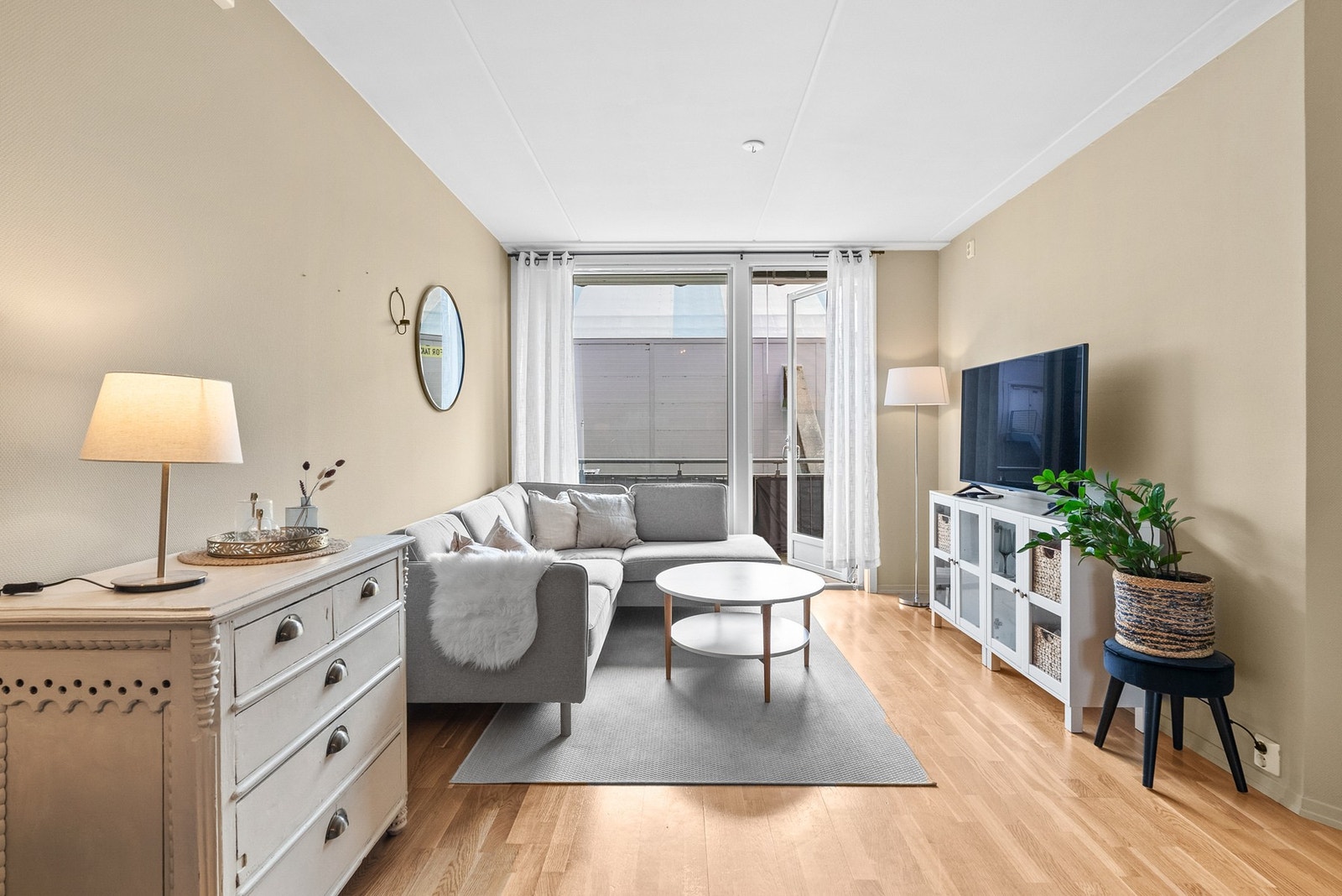 Interiørets nøytrale fargetoner skaper en rolig ramme. Galleribilde