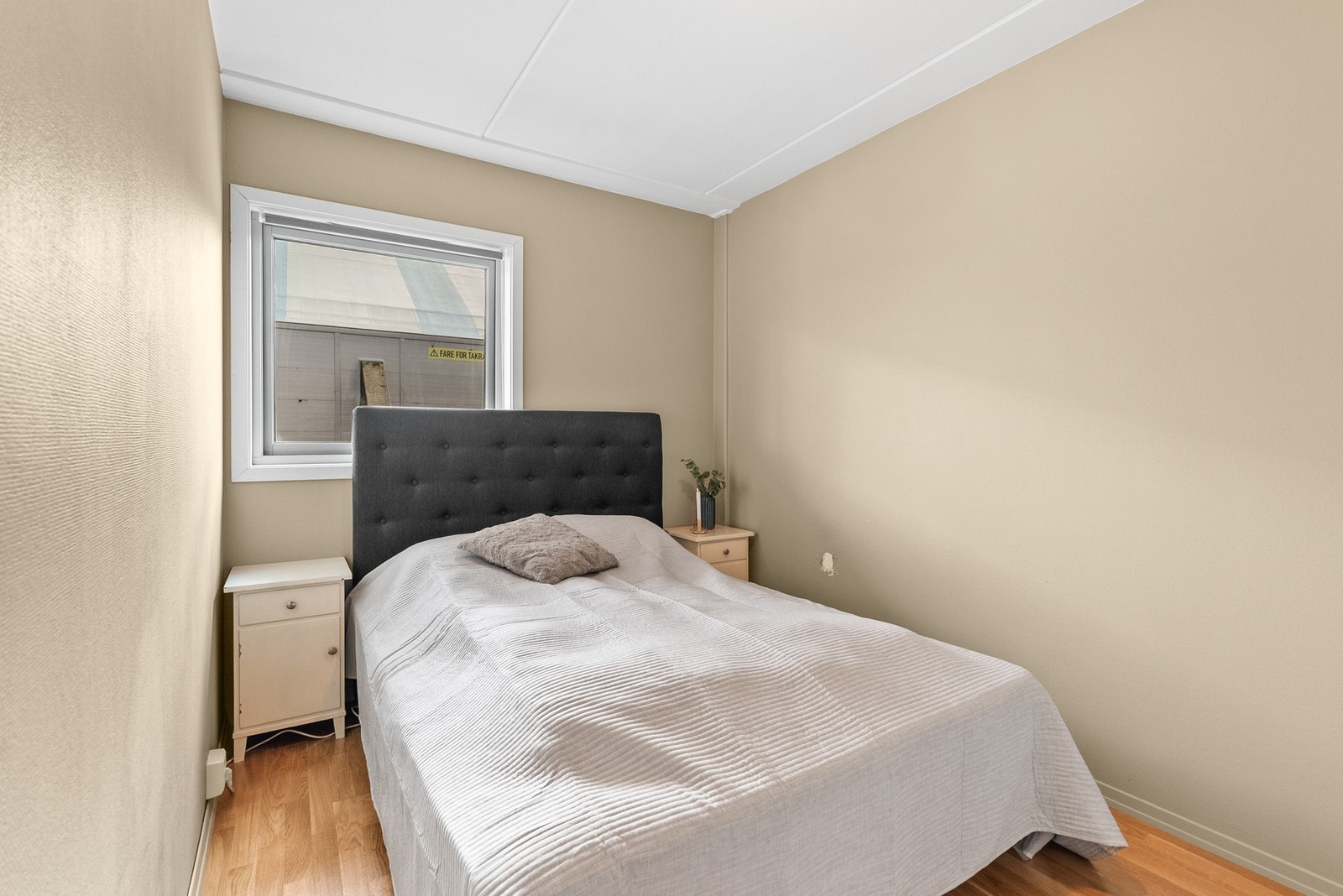 Soverommet er av fin størrelse med god plass til dobbeltseng Galleribilde