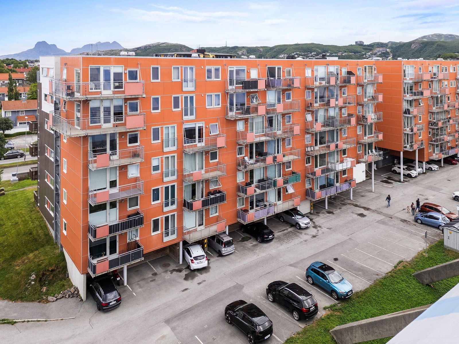 Fjellene omkranser boligstrukturen, med gode utearealer. Galleribilde