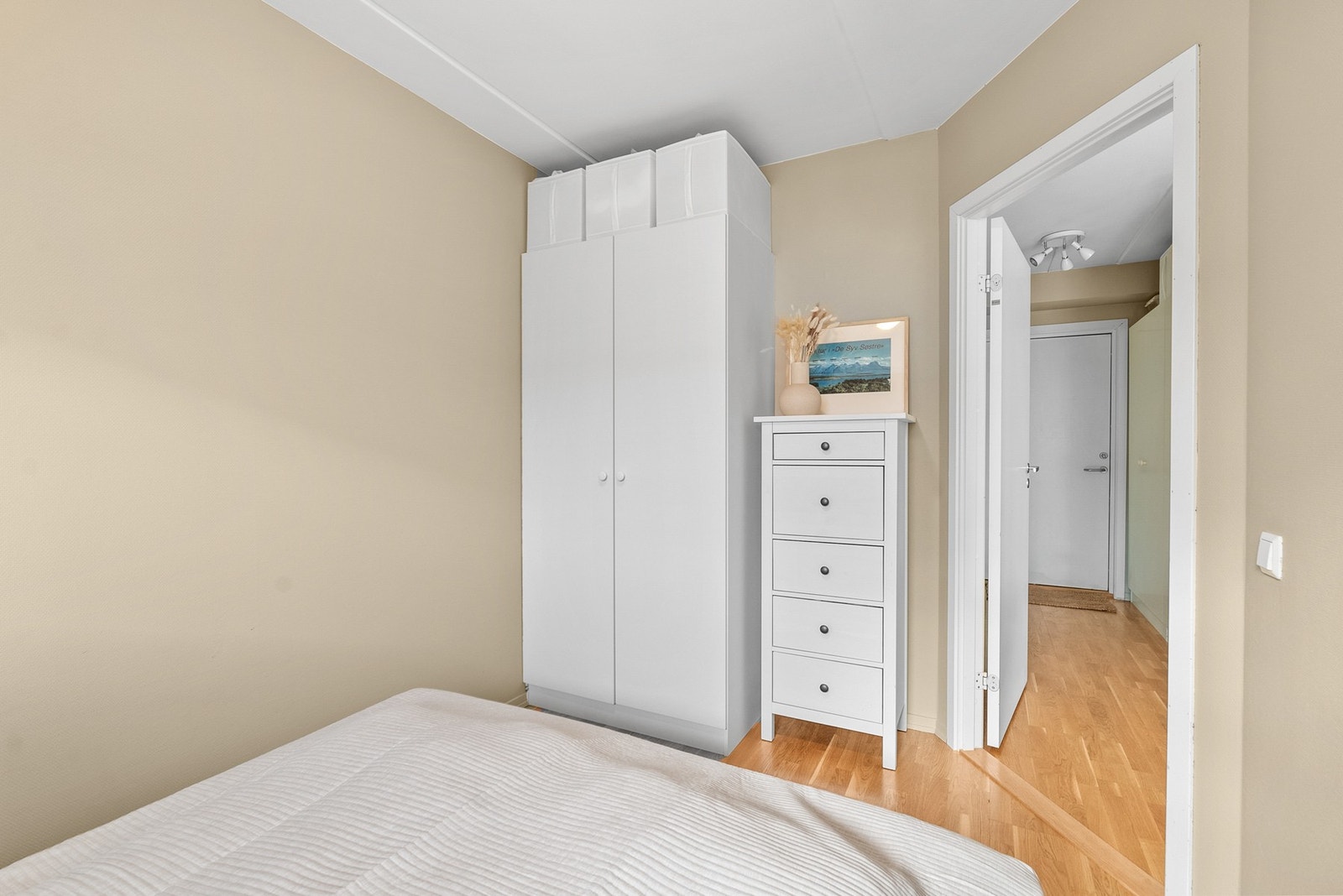 Og garderobeskap for oppbevaring av klær Galleribilde