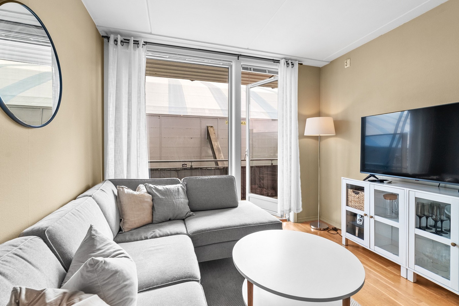 Store glassflater forbinder inne og ute. Galleribilde