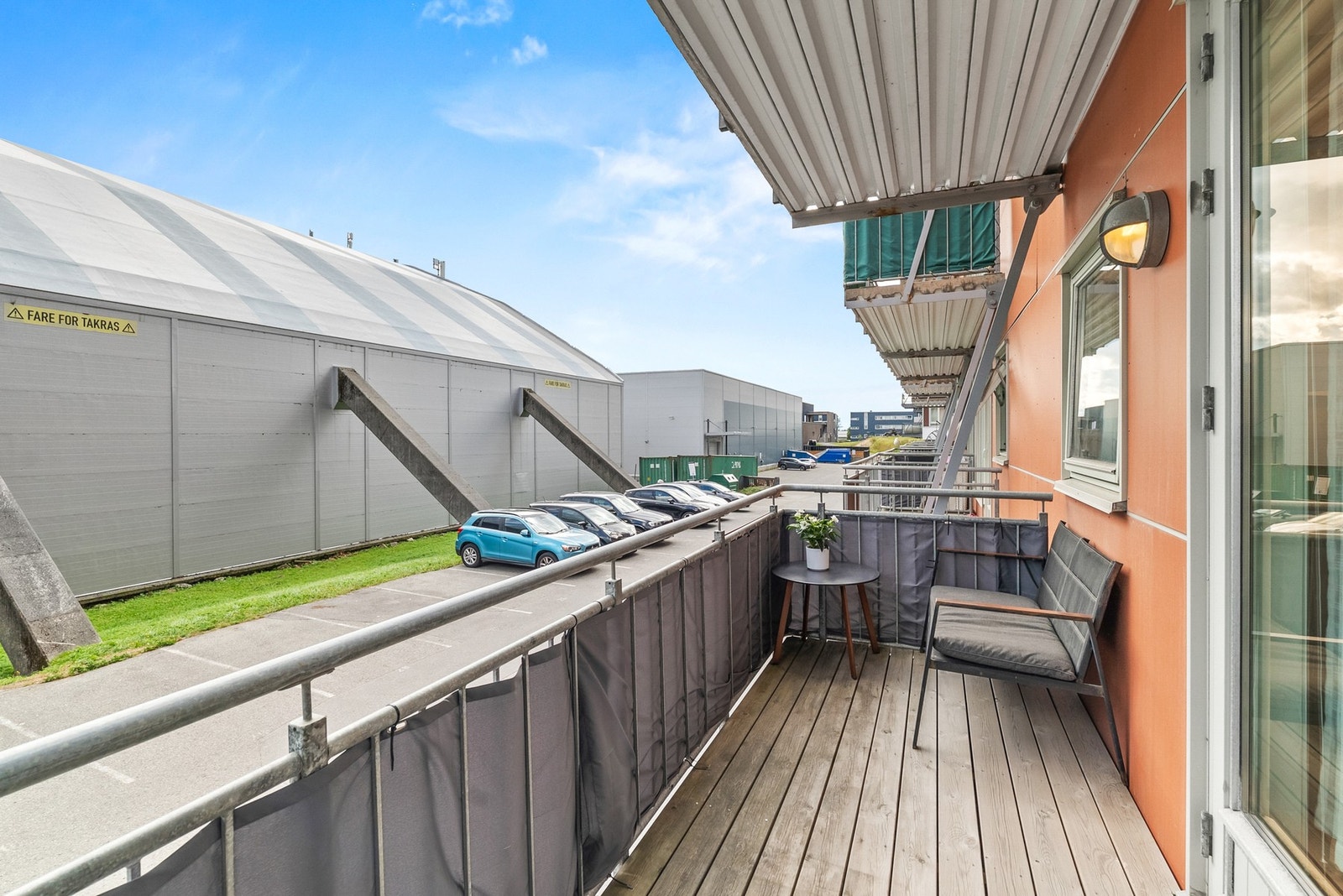 En romslig balkong utvider oppholdsarealet. En perfekt plass for avkobling og frisk luft. Galleribilde