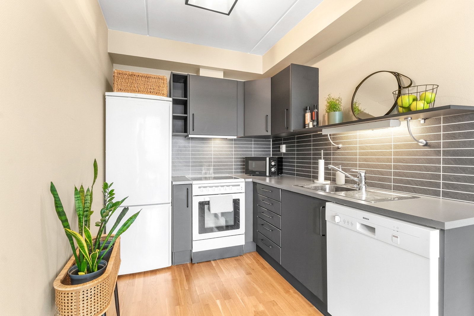 Innenfor dørene venter et funksjonelt kjøkken i åpen løsning, med rikelig arbeidsplass for matlaging. Galleribilde