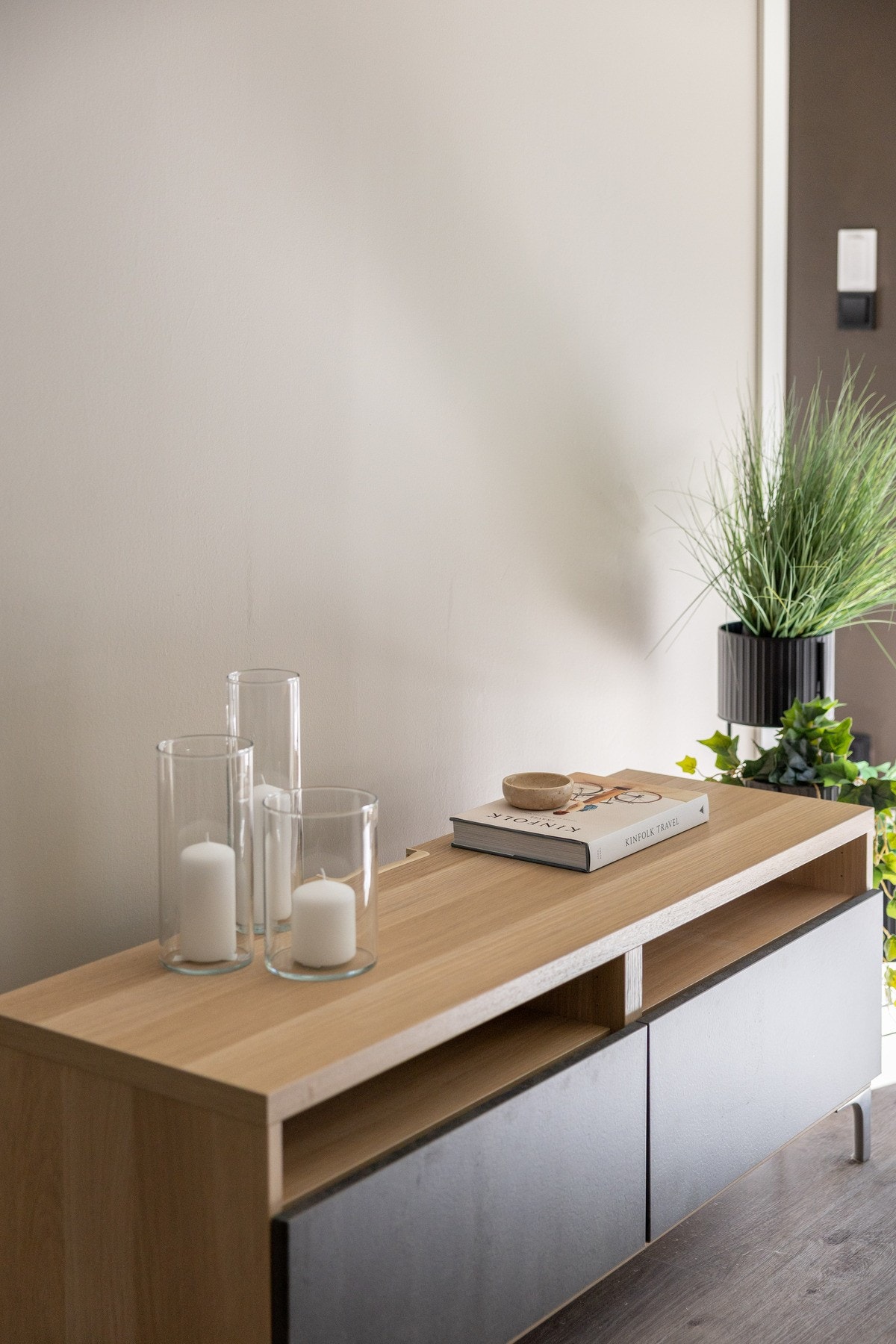 Overflatene er malt i en behagelig fargetone, og på gulvet er det slitesterk laminat. Galleribilde