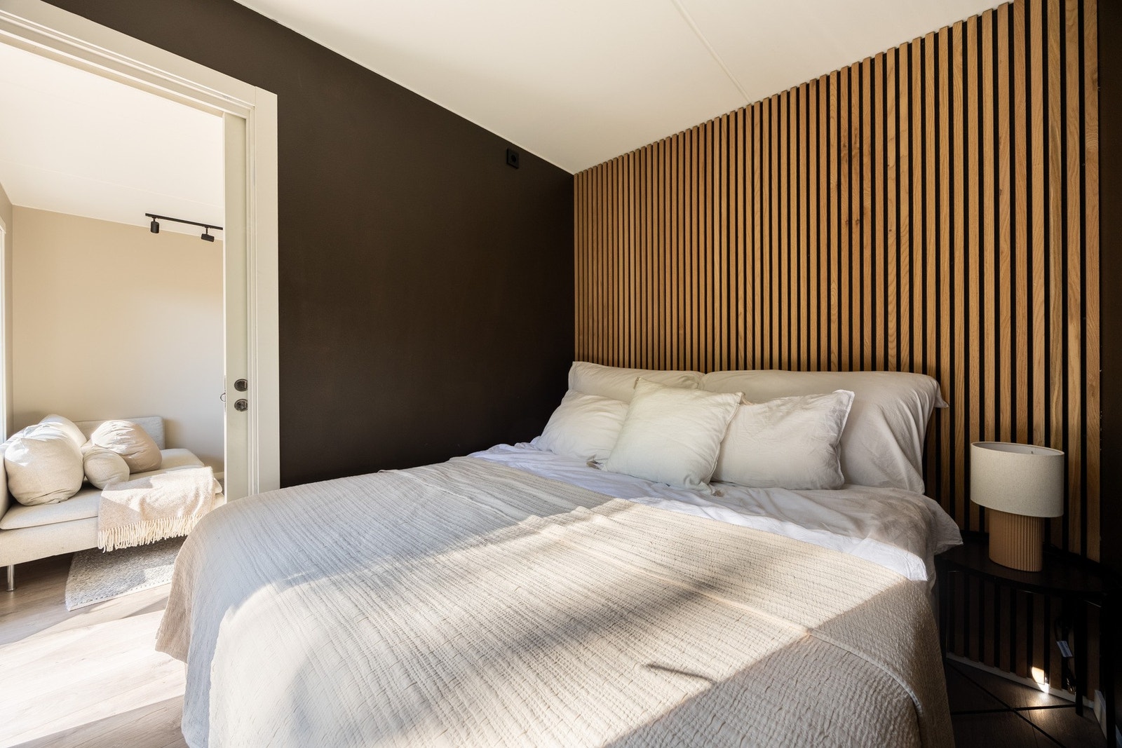 Videre er det et innbydende soverom. Galleribilde