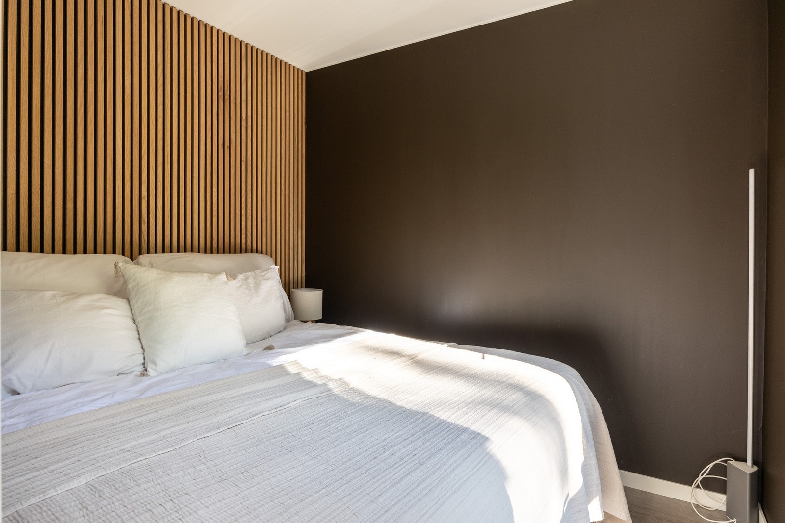 God plass til stor dobbeltseng og tilhørende nattbord. Galleribilde