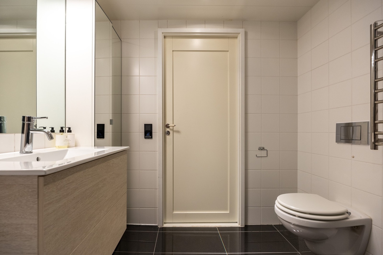 Det er gulvvarme og downlights i taket. Galleribilde