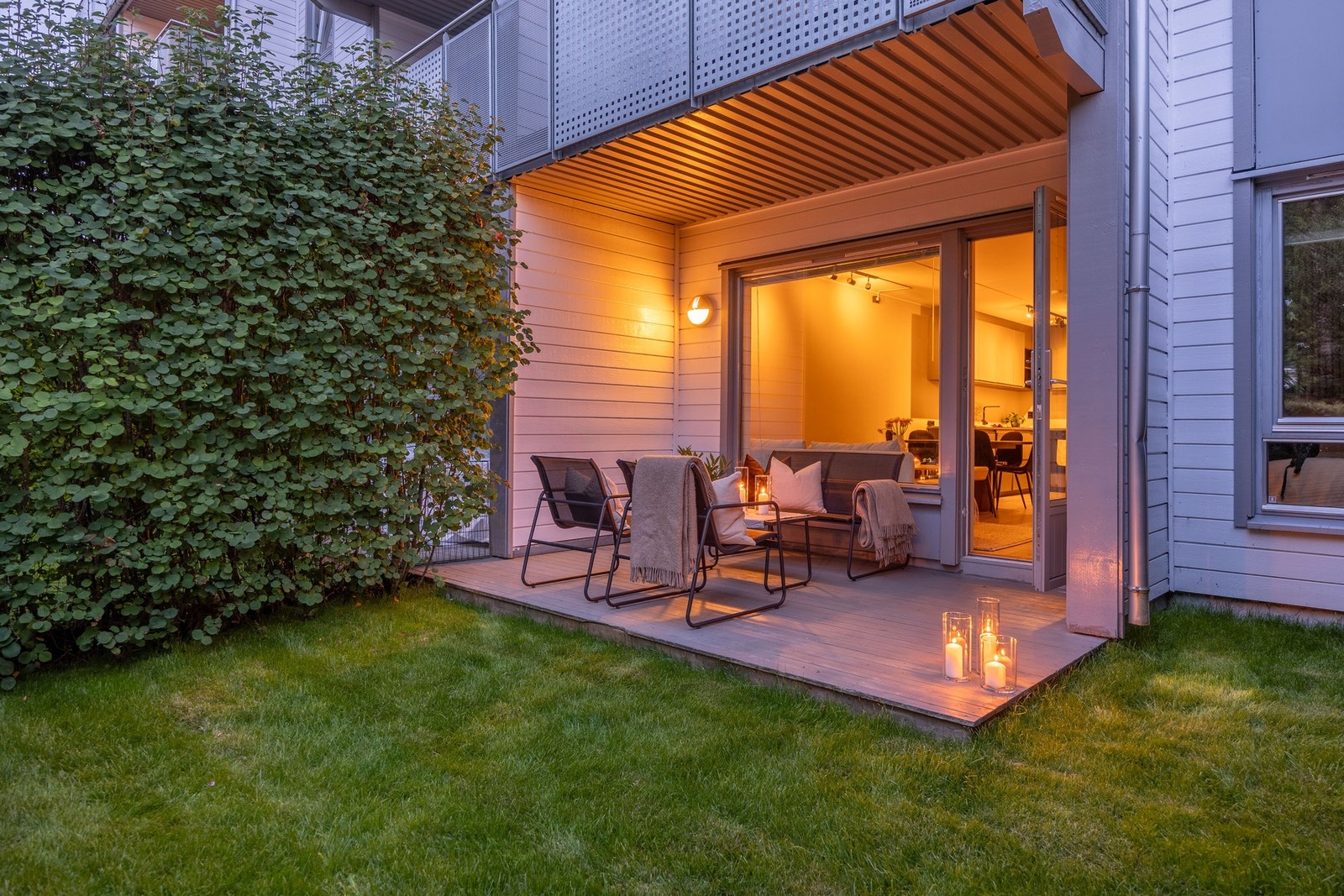 Leiligheten har en fantastisk terrasse med tilhørende hage. Galleribilde