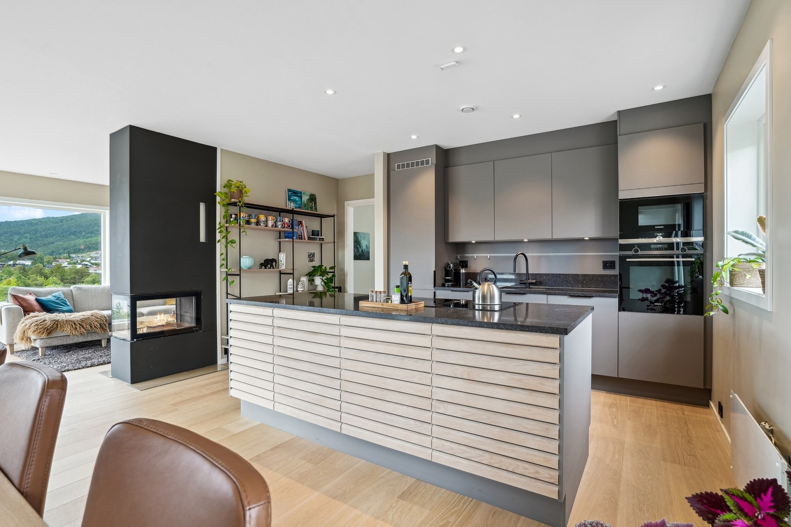 Her får du et innbydende allrom, som innbyr til hygge fra tidlig morgen til sent på kveld. Galleribilde