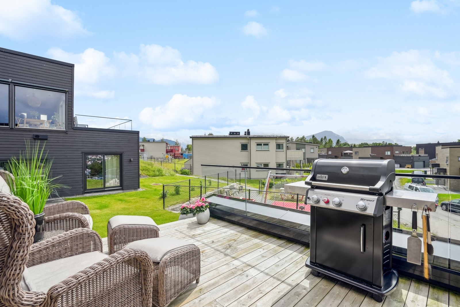 Fra stuen er det utgang til en solrik terrasse på ca. 22 kvm som er vendt mot vest. Galleribilde