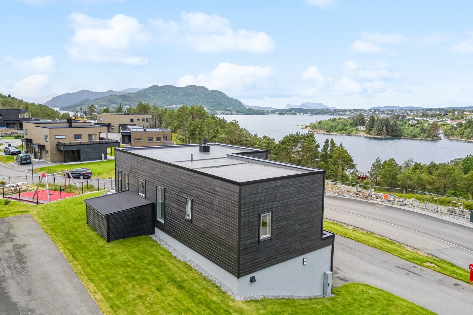 Felles lekeplass for de minste i nabolaget har du rett ved eiendommen. Galleribilde