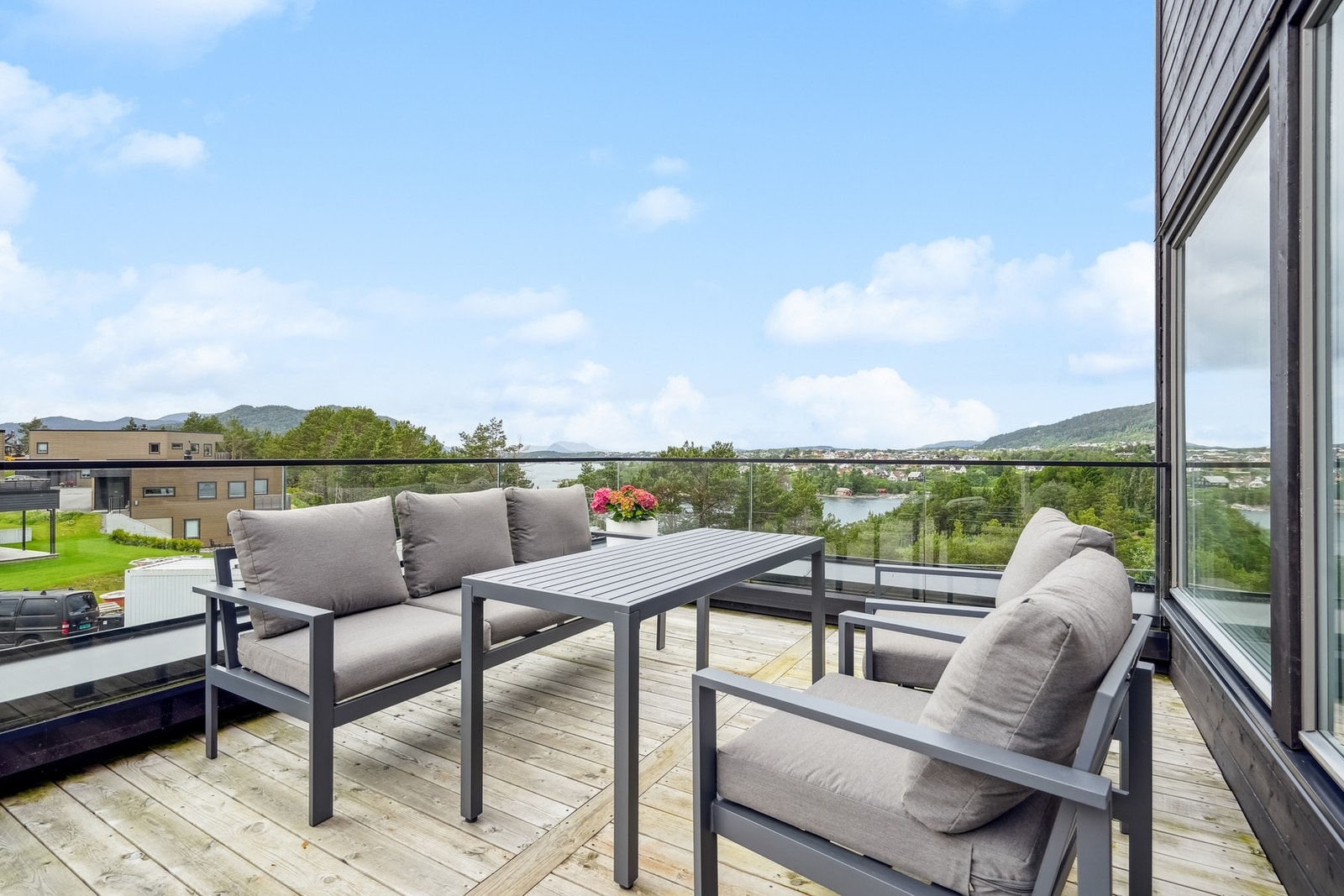 - med god plass til loungegruppe, sittegruppe og grillen. Galleribilde