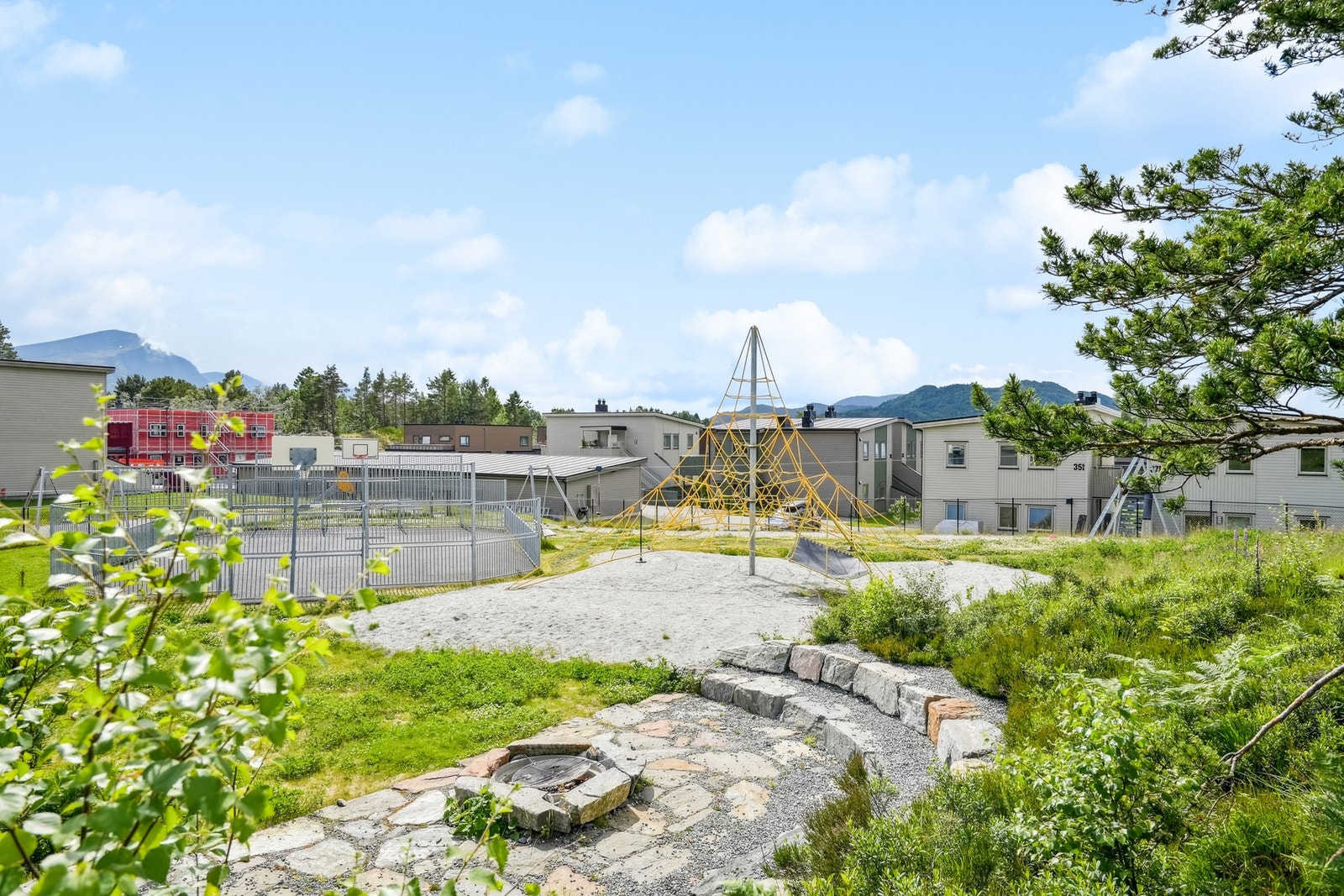 Det er også en lekeplass til som ligger syd for boligen, begge i trygg avstand. Galleribilde