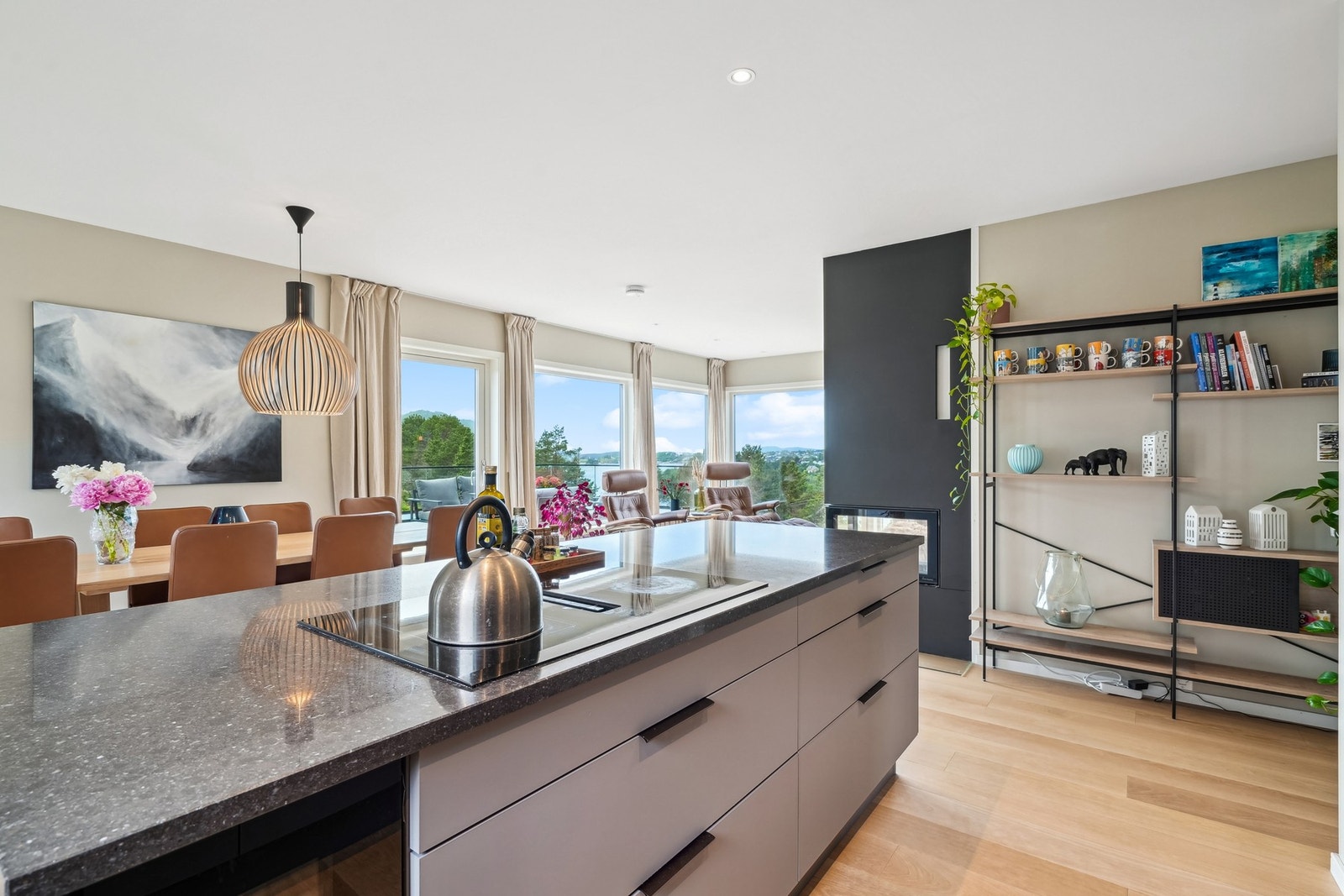 Kjøkkenet er hjemmets varme hjerte, med plass til både prat og pause. Galleribilde