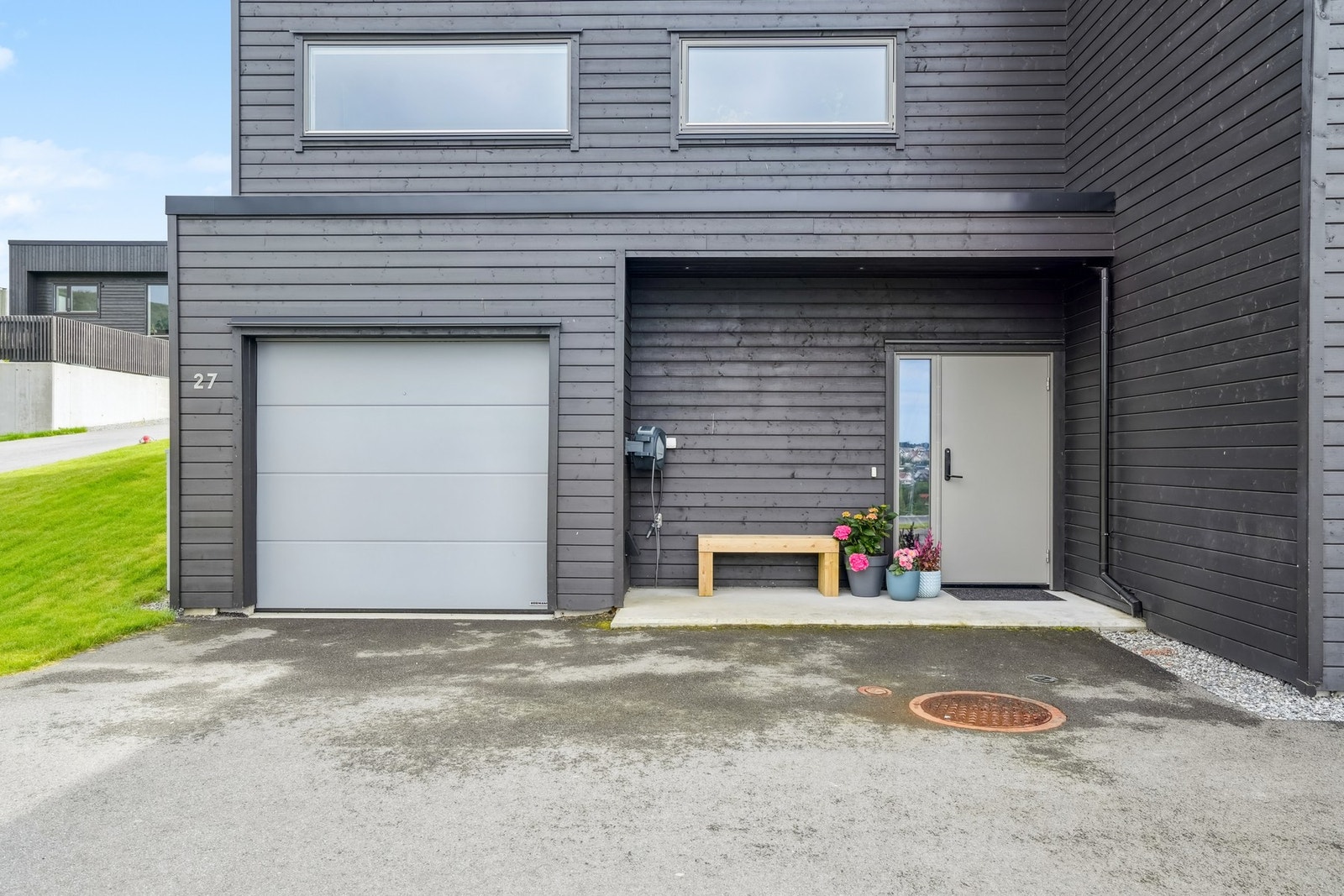 Bilen kan også parkeres i integrert garasje, denne har et areal på ca. 18 kvm. Galleribilde