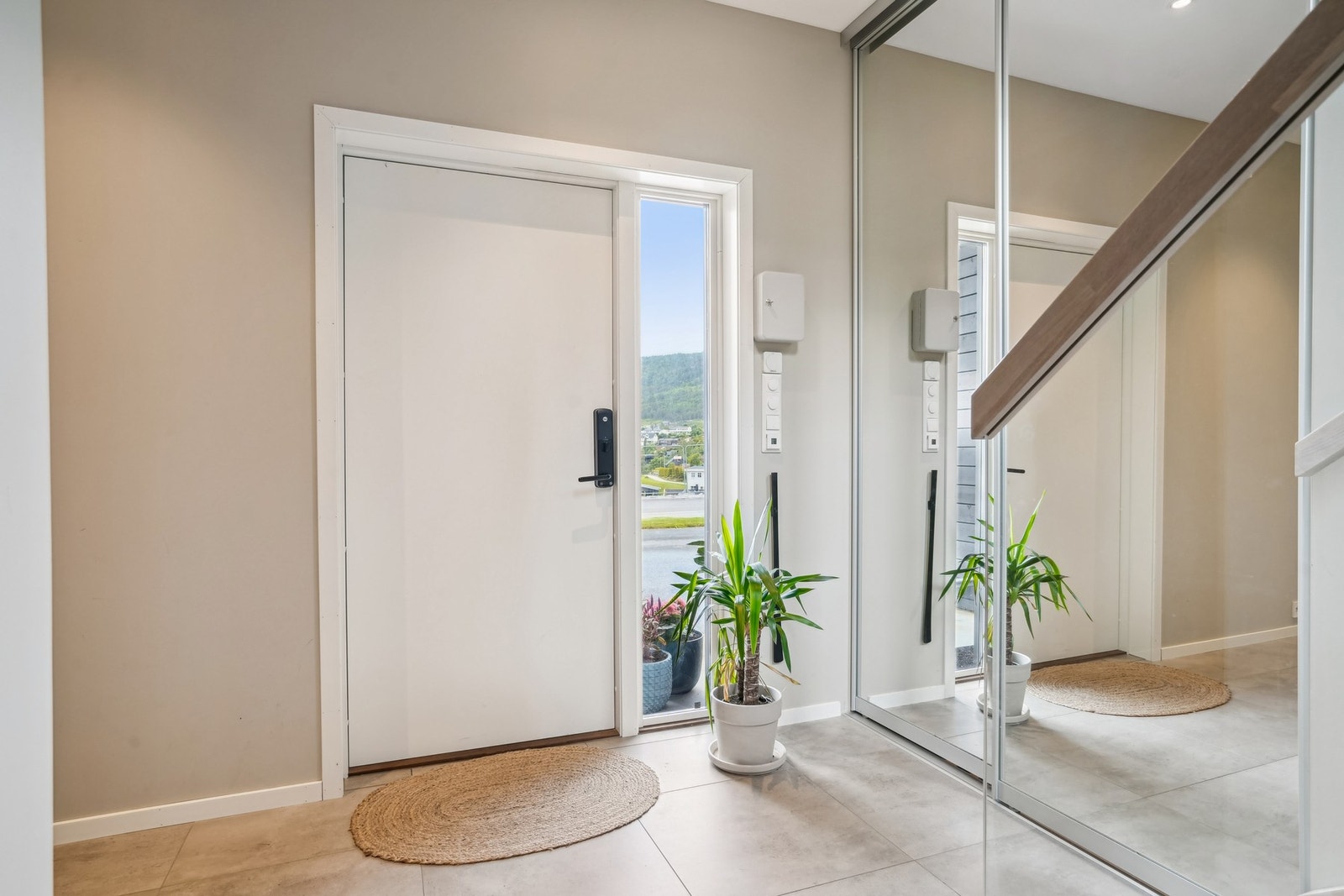 Flislagt gulv med store 60x60 fliser og varmekabler. Boligen er utstyrt med Yale-kodelås, som gir både trygghet og enkel adgang. Velkommen inn! Galleribilde