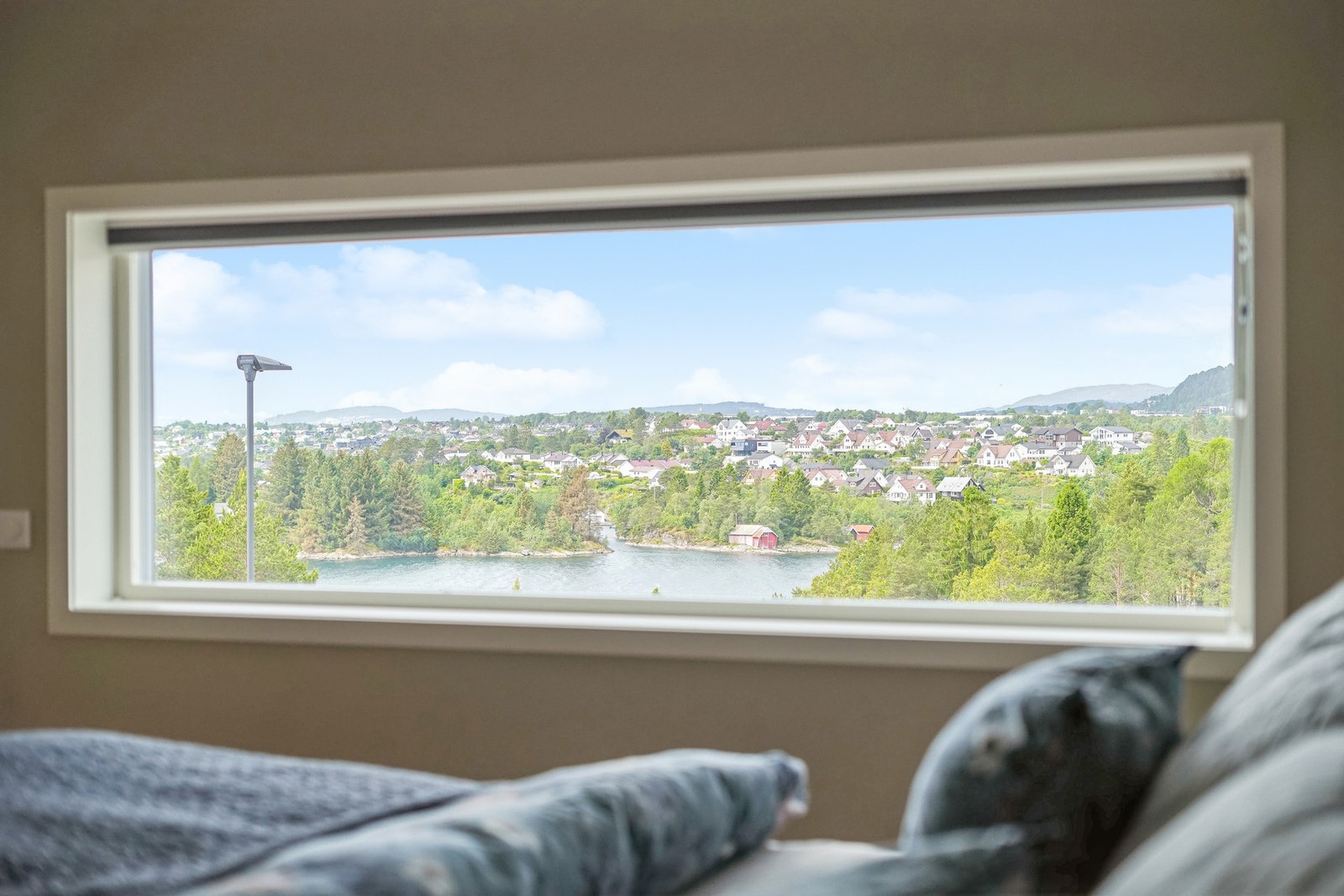 Det avlange vinduet slipper inn naturlig lys og en fin utsikt - perfekt ramme for rolige morgener. Galleribilde