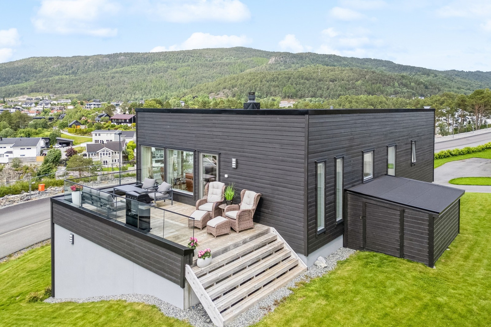 Det er oppført en utvendig bod mot sydøst på eiendommen, denne er ikke søkt om (selger har muntlig avtale med naboer som samtykker). Galleribilde