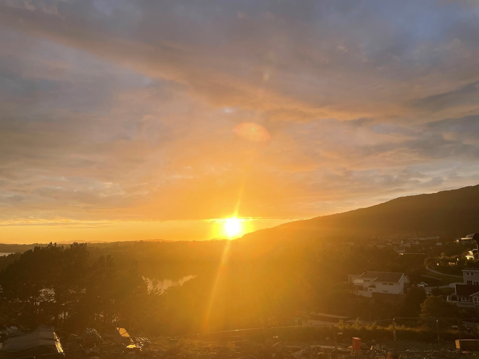 Fra eiendommen nyter du fantastiske solnedganger. Velkommen til visning! Galleribilde