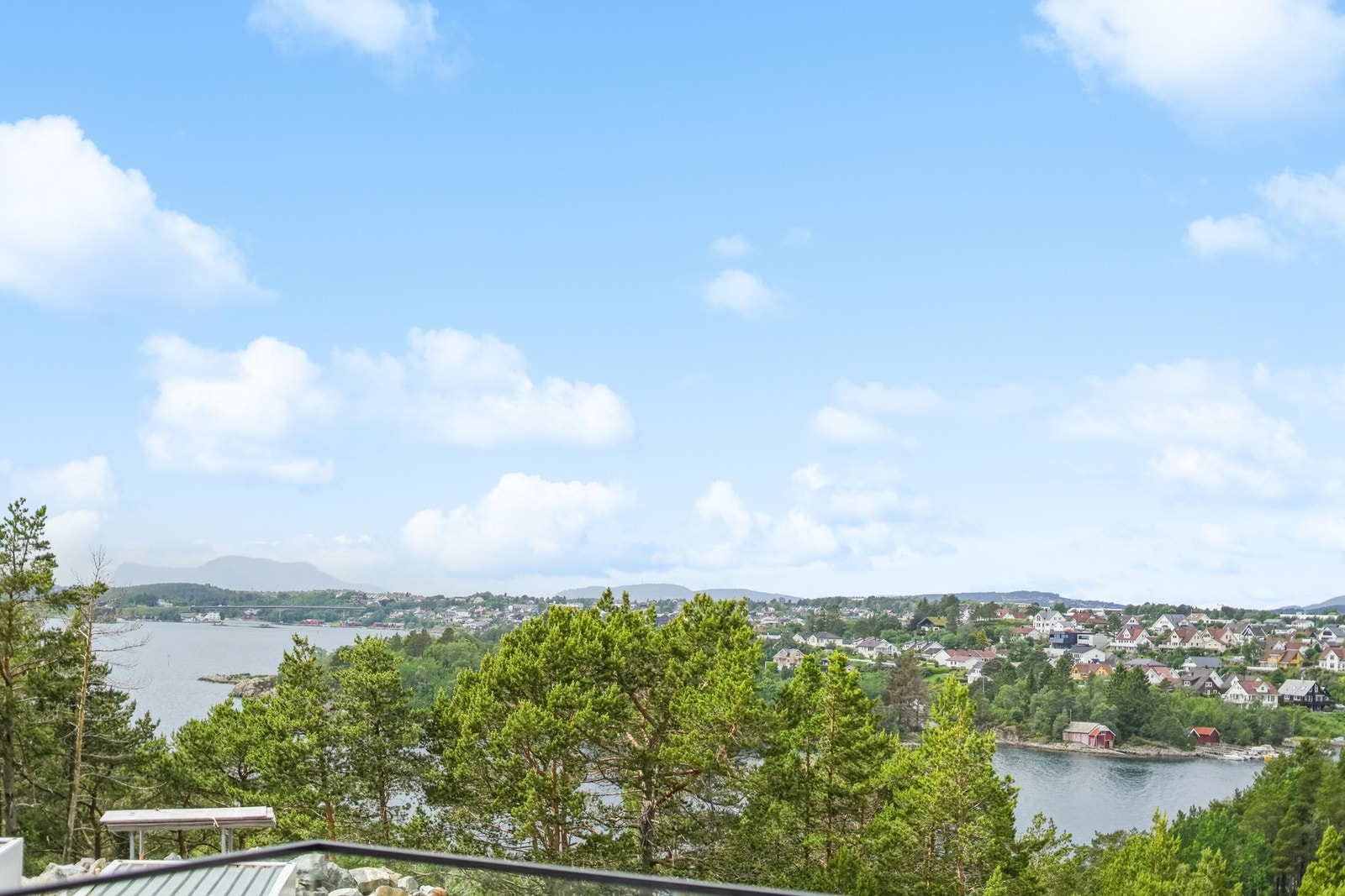 Flott utsikt mot Vegsundet og Sukkertoppen. Her har du sol til sent på kveld. Galleribilde