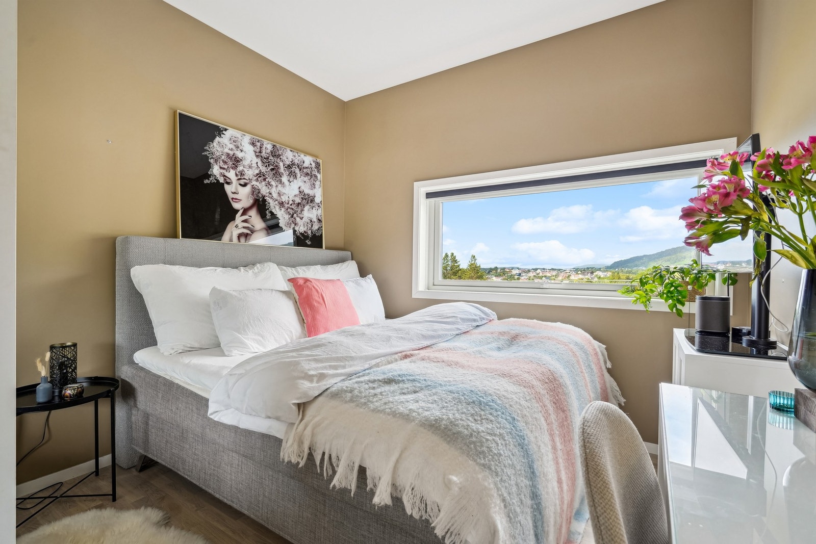 Et lunt soverom, med praktisk planløsning som gjør det enkelt å innrede med seng, skrivebord og skyvedørsgarderobe. Galleribilde