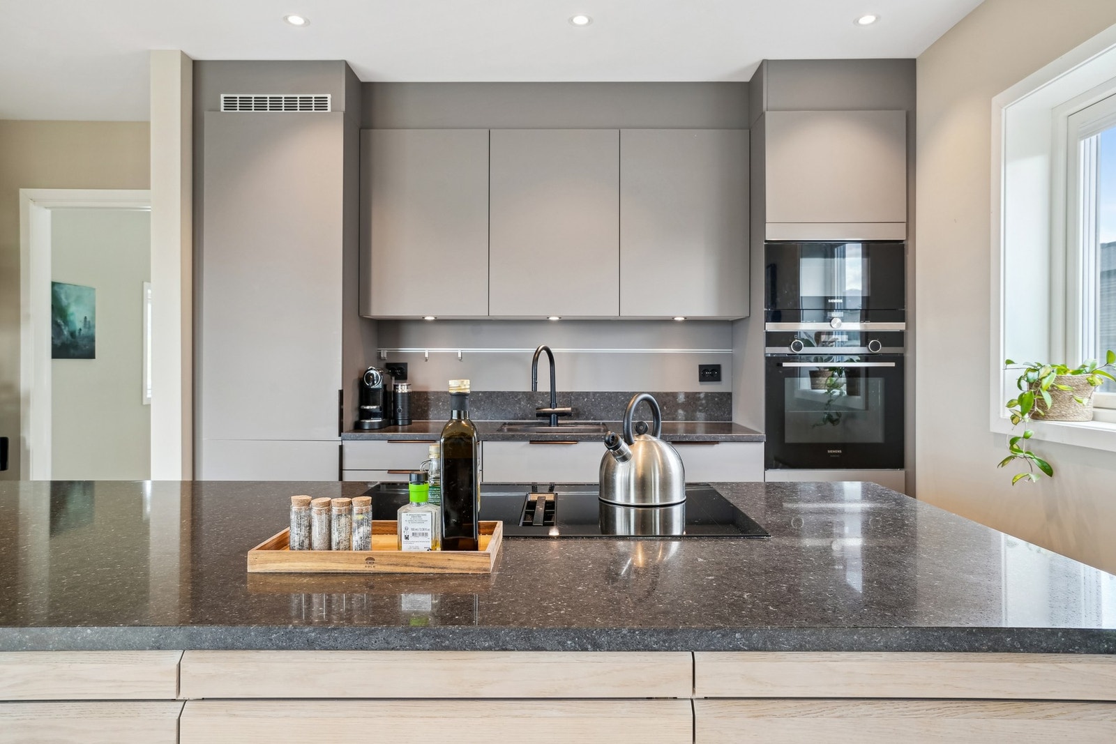 Innredningen er godt utnyttet, og har godt med skap- og skuffeplass, samt fine arbeidsflater for matlagingen. Galleribilde