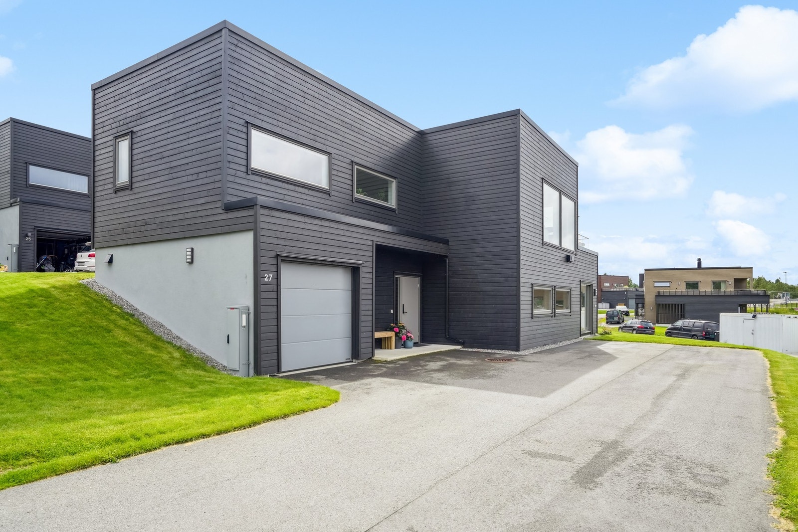 Romslig asfaltert gårdsplass med gode parkeringsmuligheter. Galleribilde