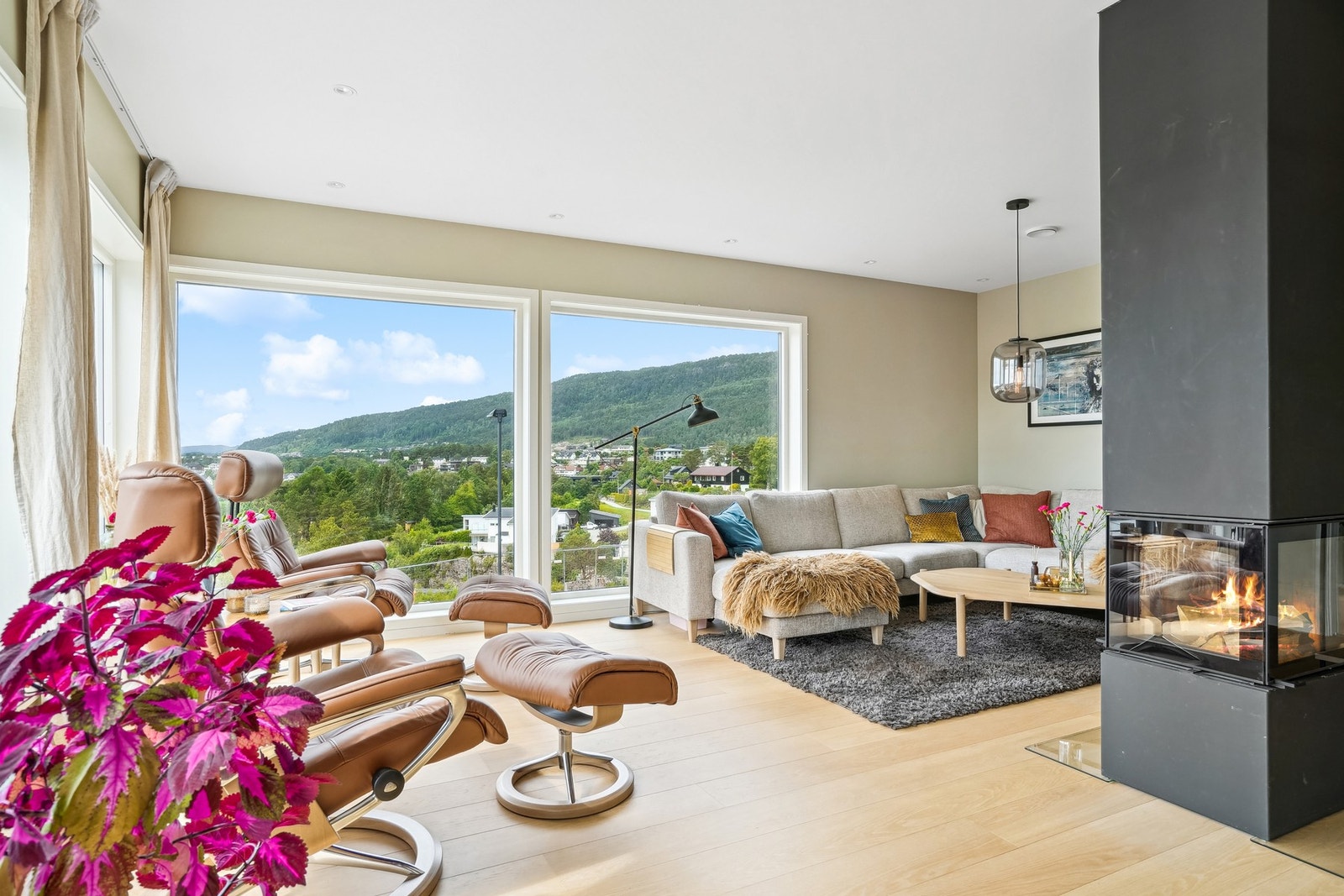 Boligen har en gjennomgående lys og moderne fargepalett på vegger, og gulvflatene er belagt med én-stavs parkett. Galleribilde