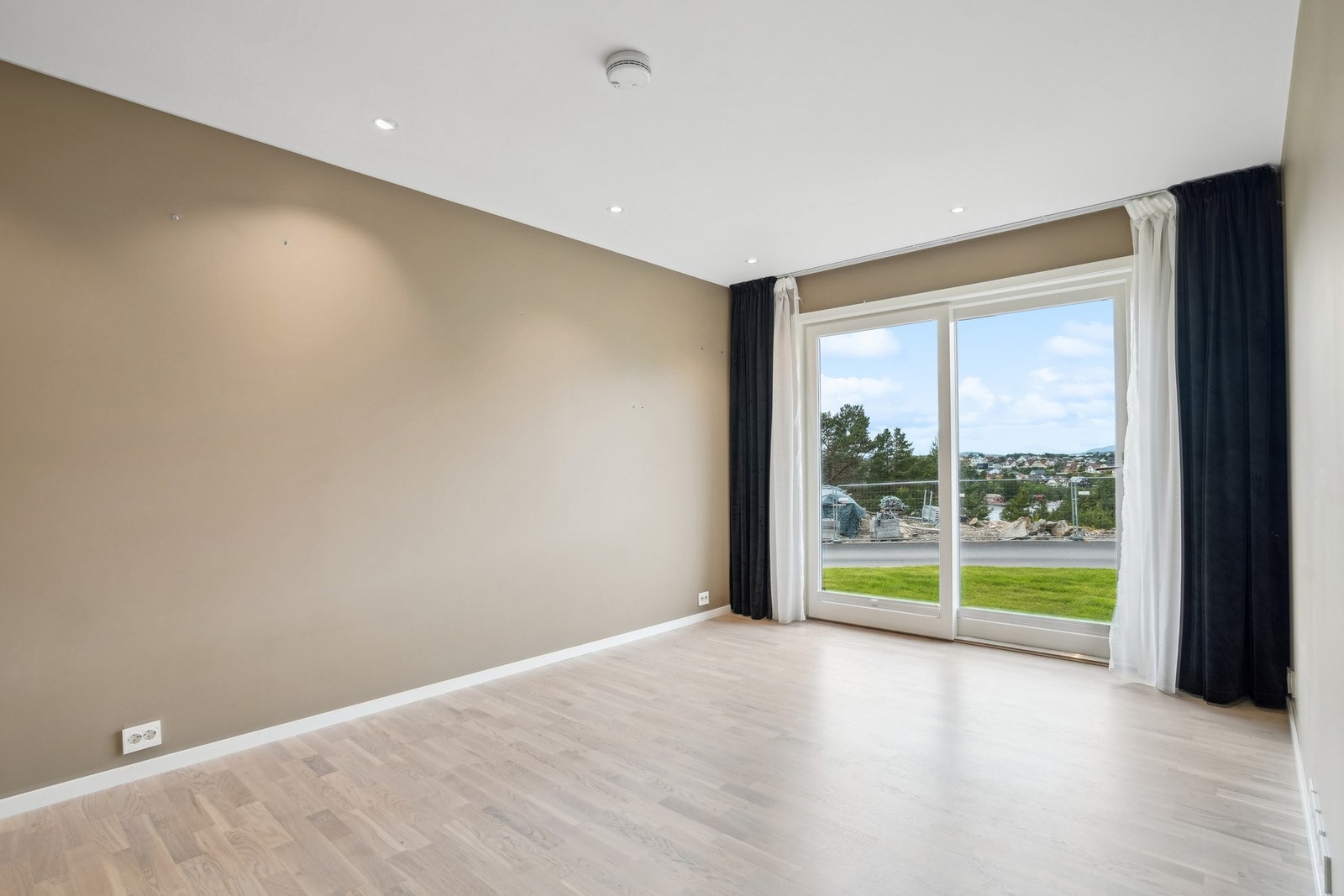 Ekstra stue på ca. 14 kvm - et allsidig rom som passer perfekt som tv-stue, lekerom eller gjesterom. Herfra har du direkte utgang til hagen. Galleribilde