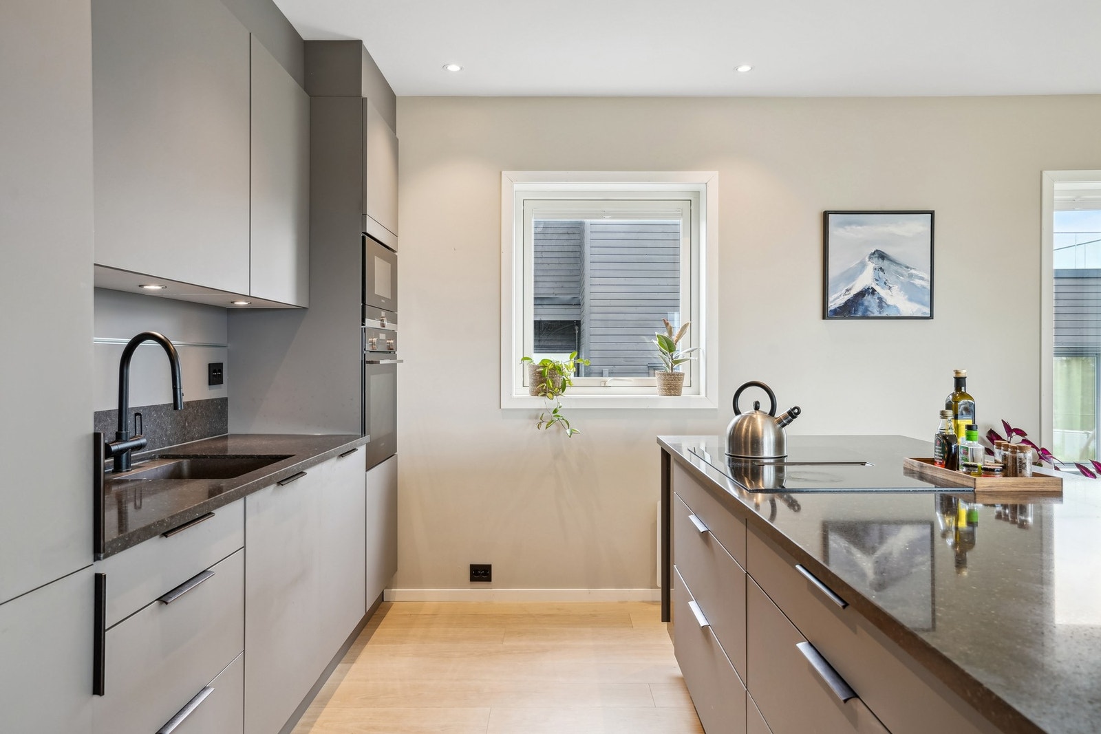 Moderne kjøkken med rene linjer, integrerte løsninger og stilfulle detaljer - perfekt for både hverdagskokken og vinkjenneren. Galleribilde