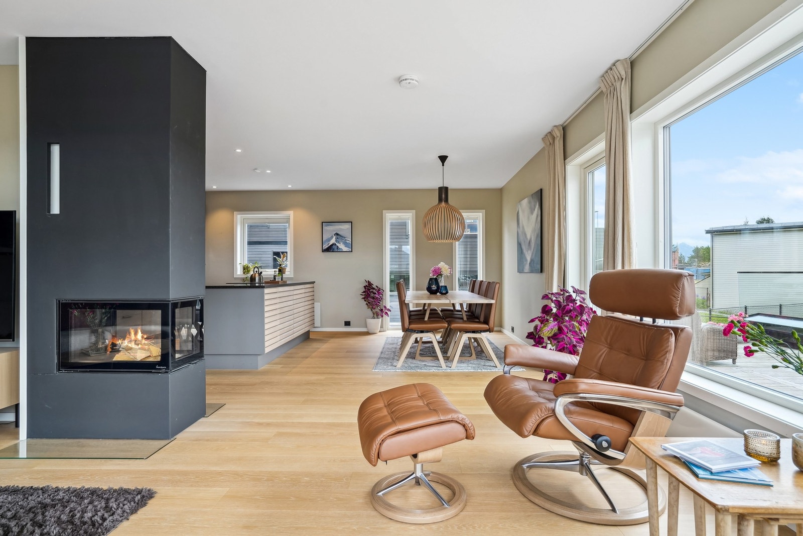 I hovedetasjen er det en lys og åpen stue/kjøkken-løsning på ca. 47 kvm. Komforten ivaretas av balansert ventilasjon og peis. Galleribilde