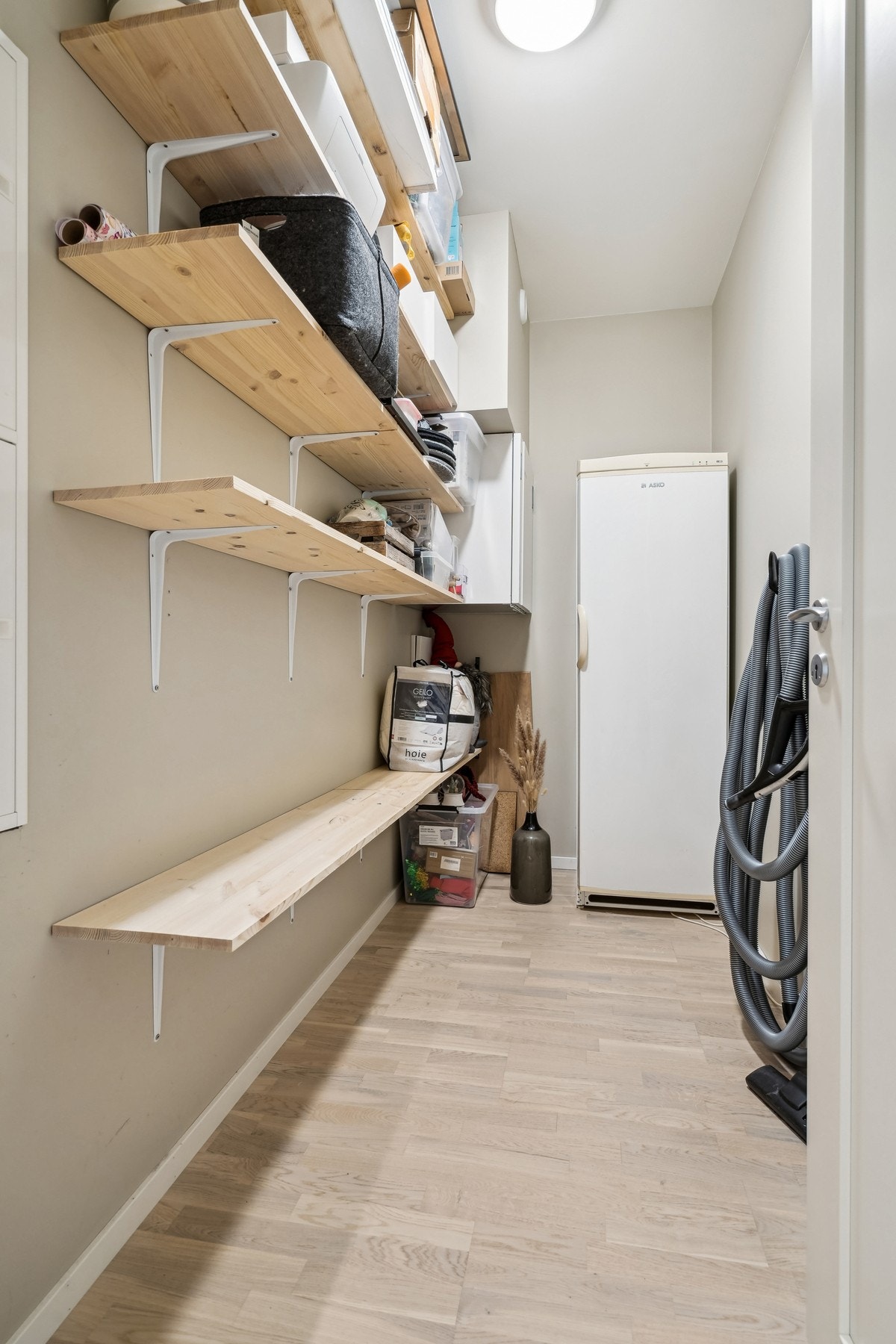 Det er godt med oppbevaringsmuligheter i den innvendige boden på ca. 4,5 kvm. Innredet med praktiske hyller på vegg. Galleribilde