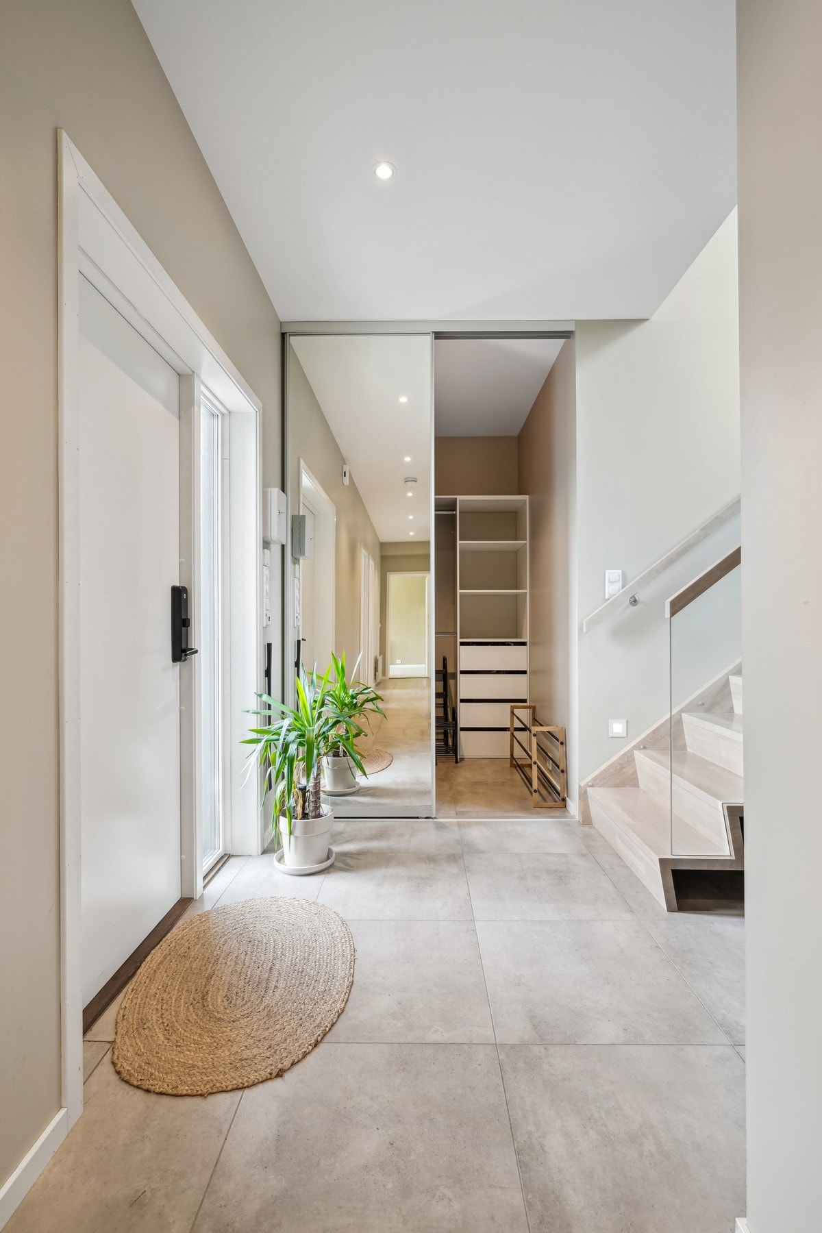 Entréen gir et strålende førsteinntrykk av boligen, og den praktiske walk-in garderoben med speilskyvedører gir både romfølelse og rikelig med oppbevaringsplass. Galleribilde
