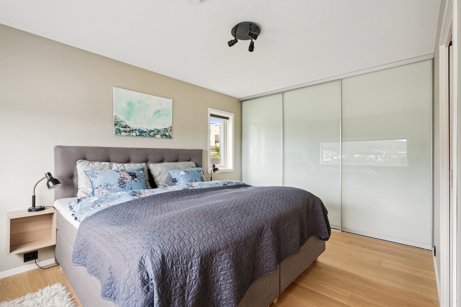 Hovedsoverommet har et generøst areal på ca. 15 kvm. Innredet med en stor skyvedørsgarderobe, god plass til dobbeltseng og nattbord. Galleribilde