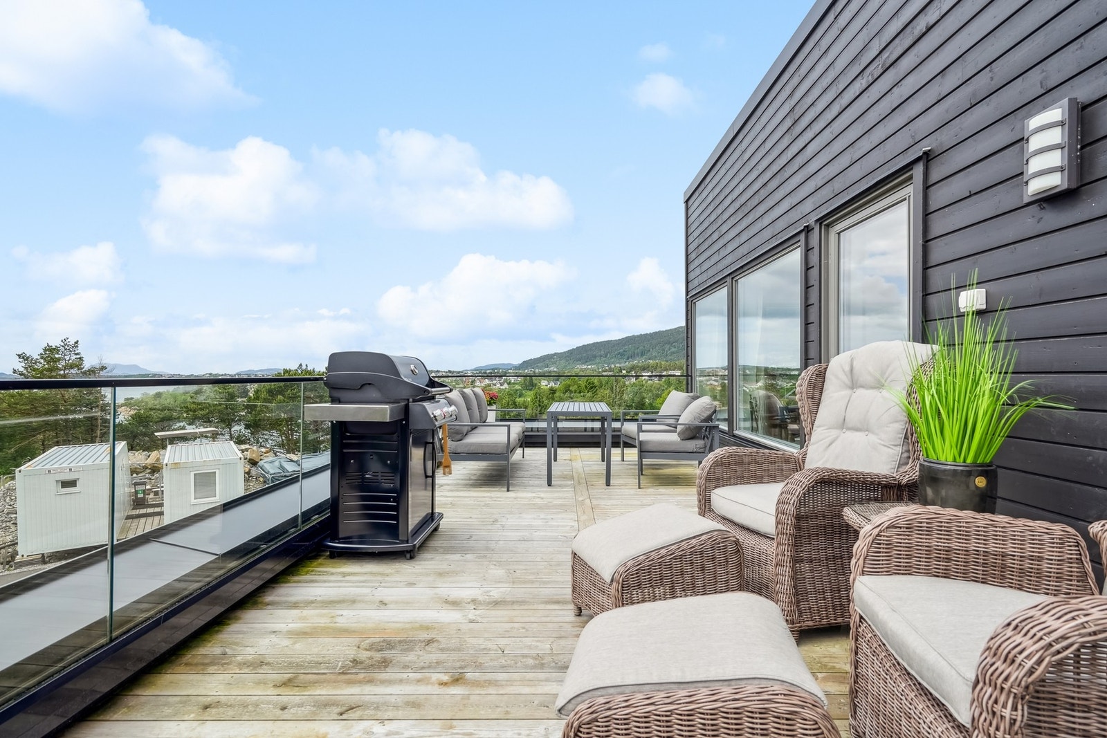 Et herlig uteområde som forlenger oppholdsrommet på fine dager - Galleribilde