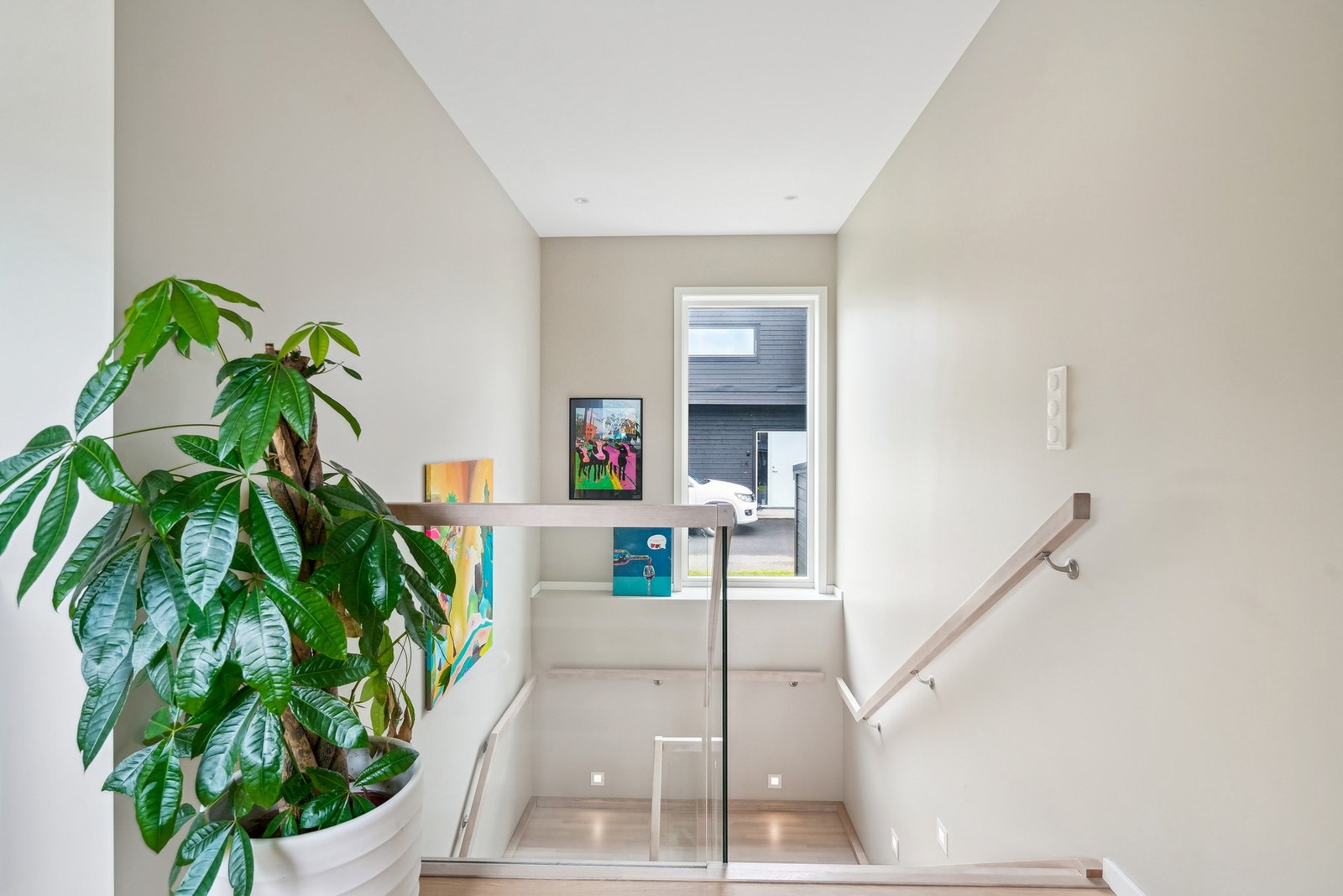 Et trapperom som slipper lyset fritt gjennom hele hjemmet. Galleribilde