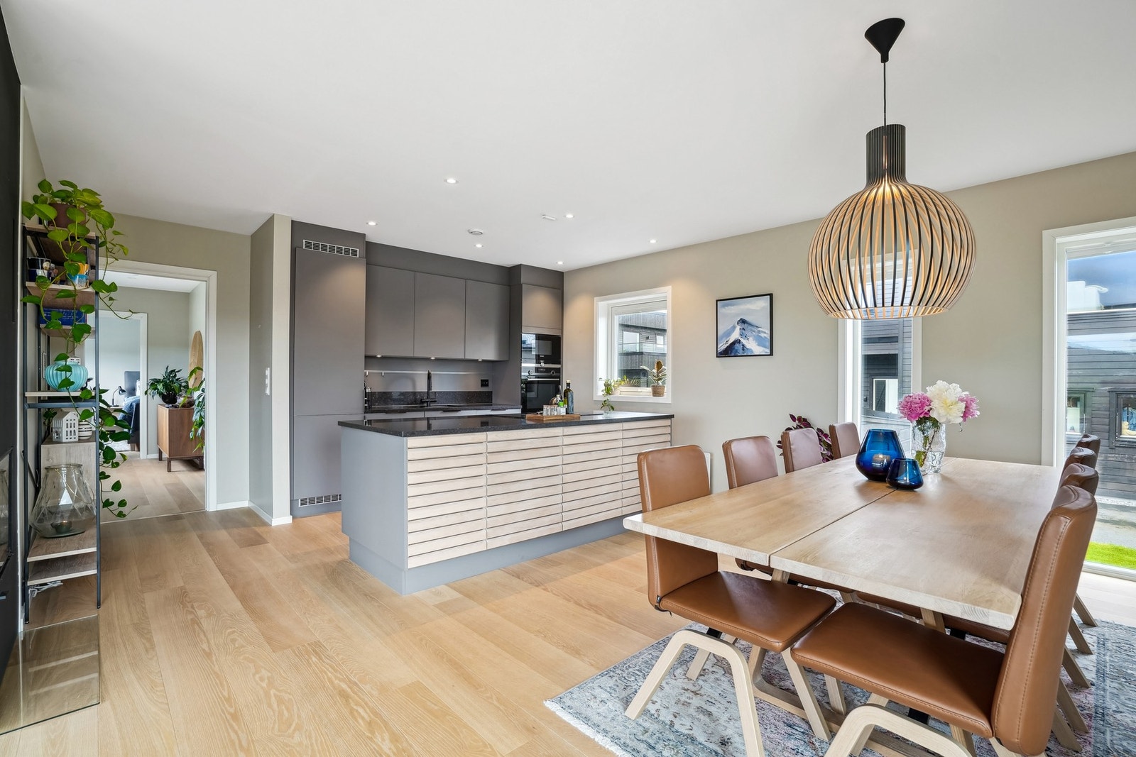 Spisegruppen ligger i en åpen og naturlig overgang mellom stuen og kjøkkenet - en perfekt plassering for hverdagsmiddager og sosiale sammenkomster. Galleribilde