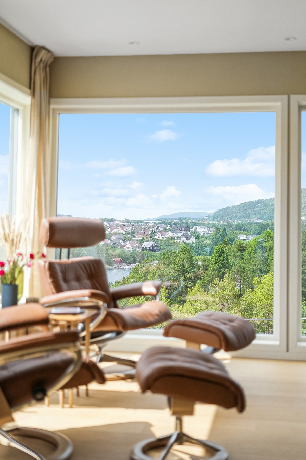 Dagslyset i stuen suppleres ypperlig av downlights rundt store deler av himlingen. Galleribilde