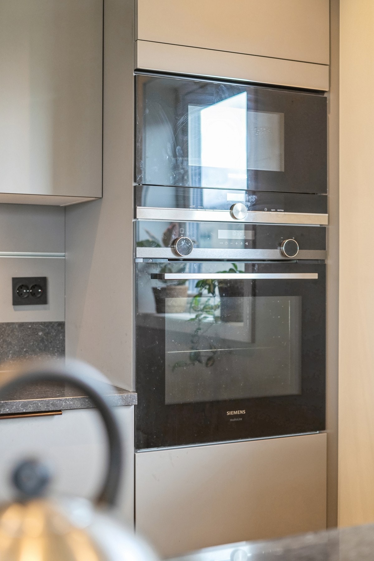 Integrert i innredningen er kjøle-fryseskap, samt stekeovn og micro fra Siemens som er plassert i en praktisk arbeidshøyde. Galleribilde