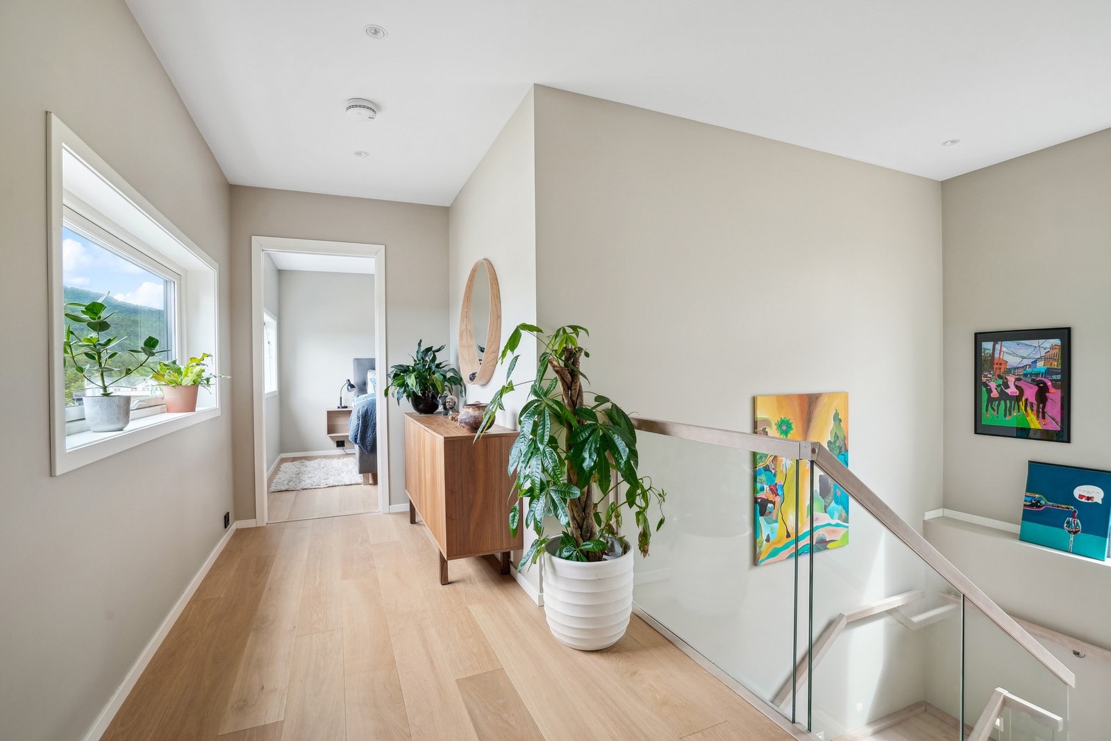 Mellom rom og ro leder gangen deg - hvor naturens grønt og kunstens farger møtes i et lyst og harmonisk uttrykk. Galleribilde