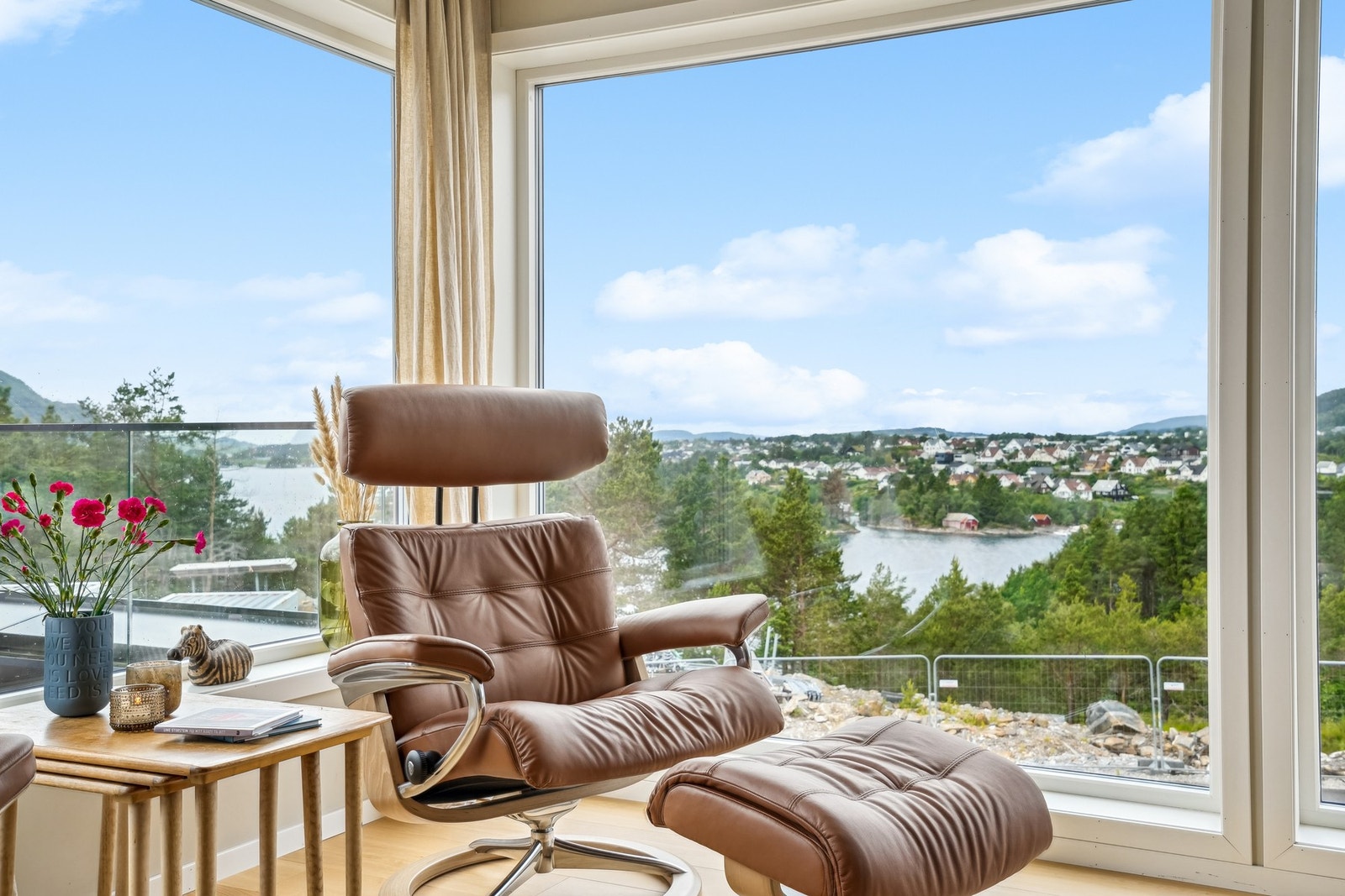 Fra godstolene nyter du fantastisk utsikt - en perfekt plass for ro og refleksjon. Galleribilde