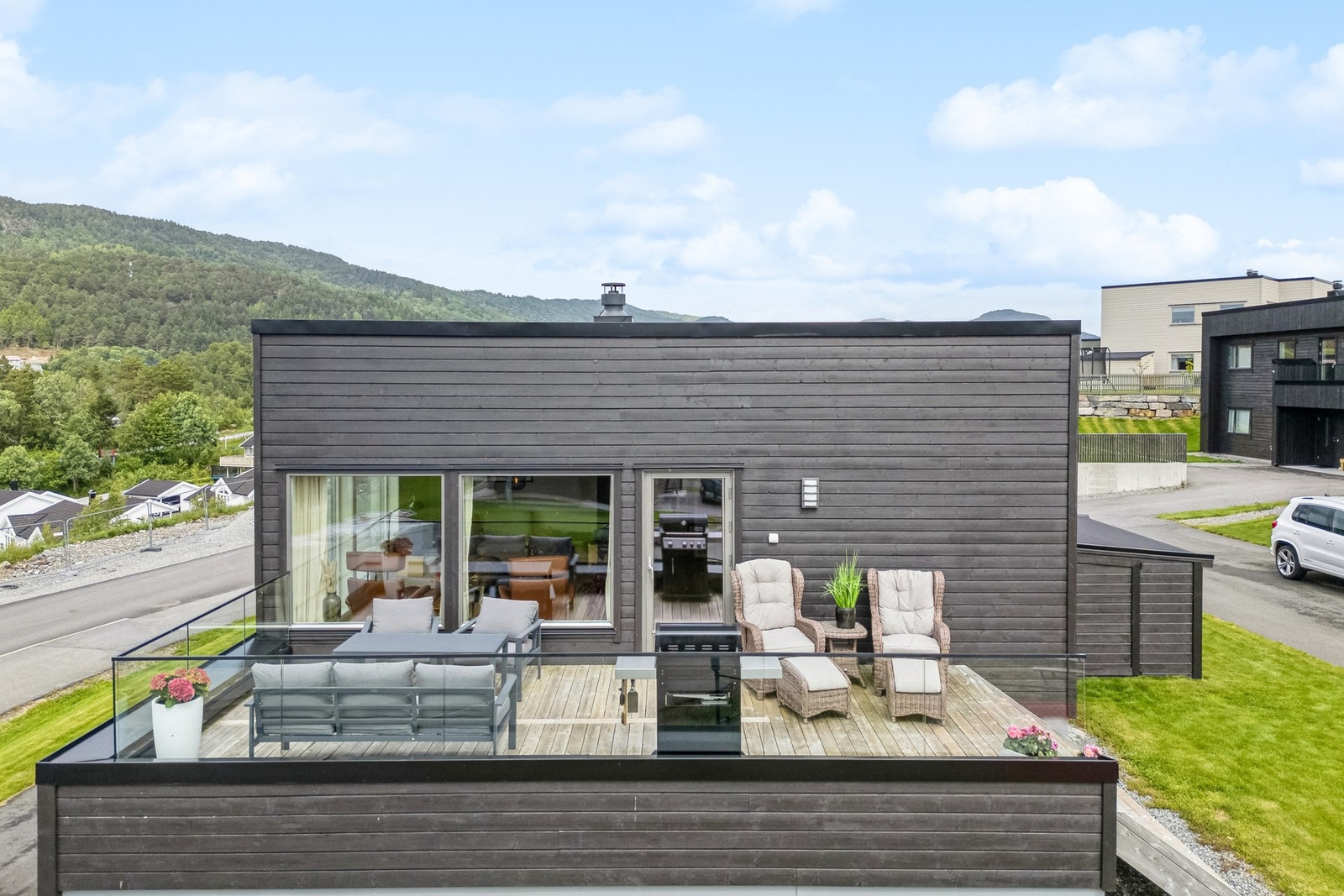 En solrik vestvendt terrasse med plass til alt du trenger for sommerens hyggestunder, samt enkel adkomst til hagen. Glassrekkverket på terrassen gir uhindret utsikt. Galleribilde