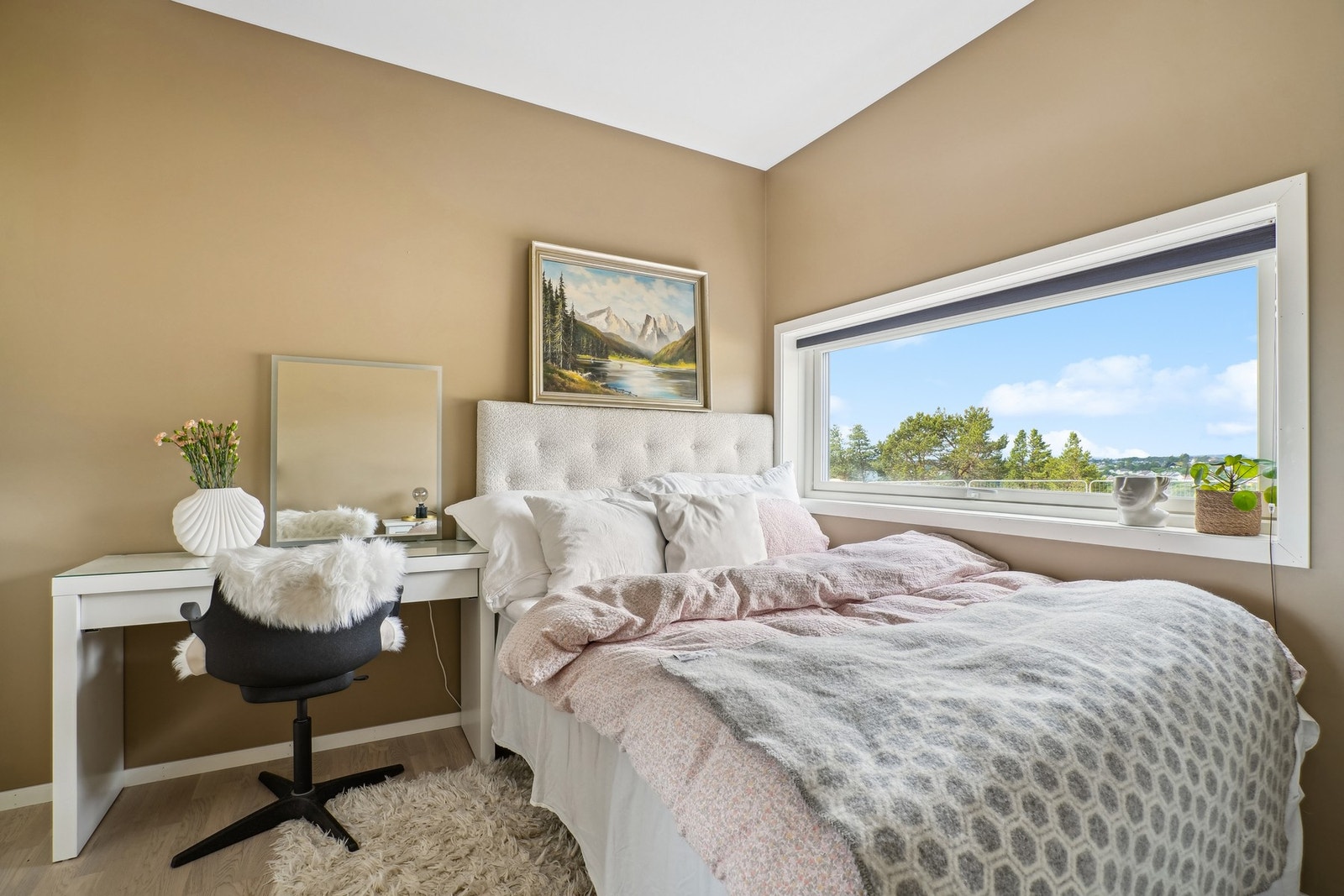 Det er to soverom i underetasjen, og begge har et areal på ca. 9 kvm. Galleribilde